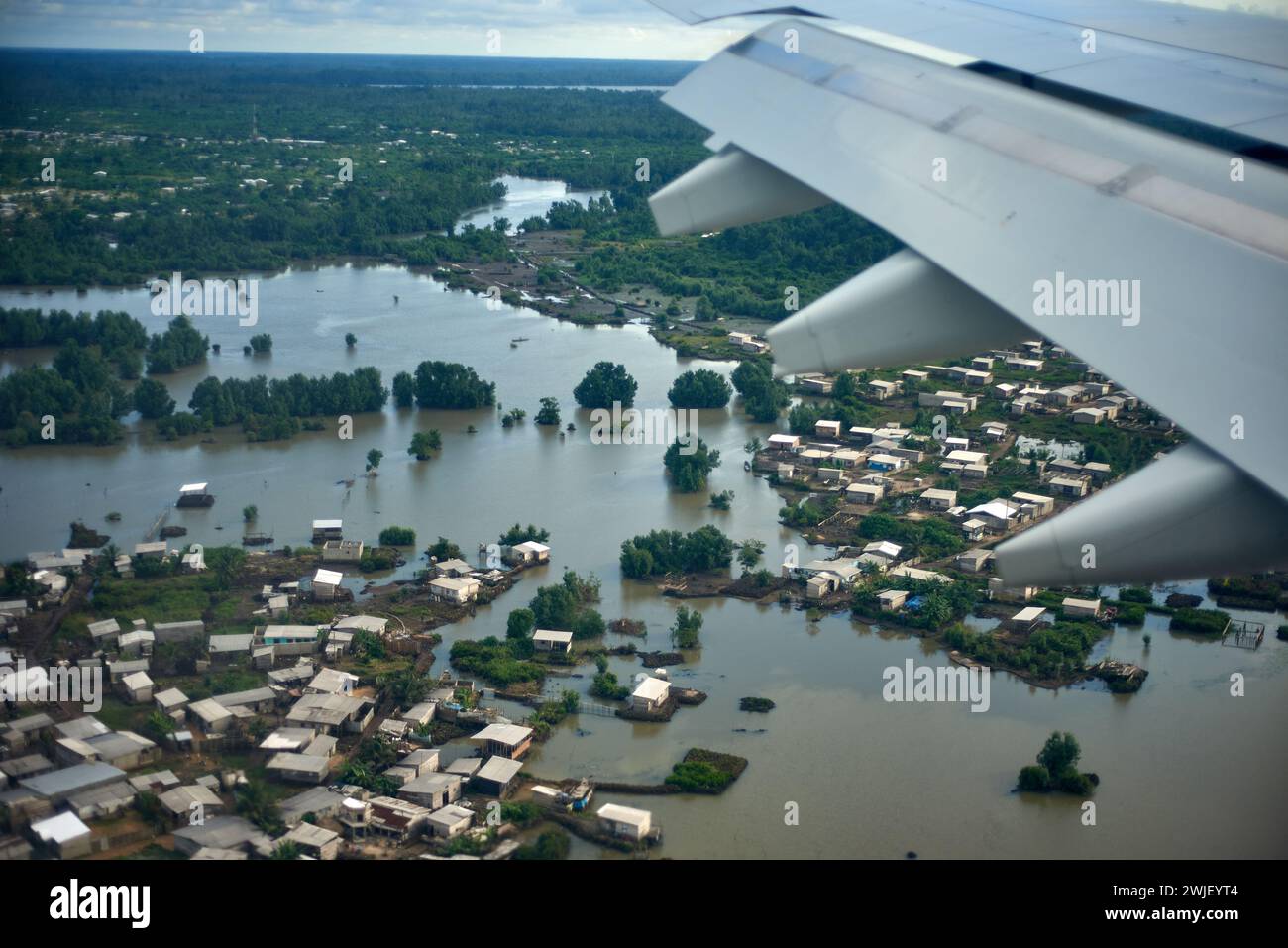 Approche sur Douala au-dessus des banlieues inondées Banque D'Images