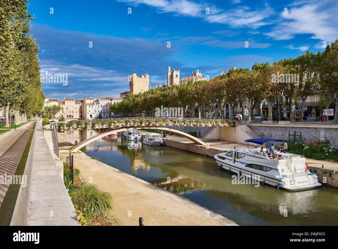 Narbonne (sud de la France) : canal de la Robine, branche latérale du canal du midi, reliant l'Aude à la mer Banque D'Images