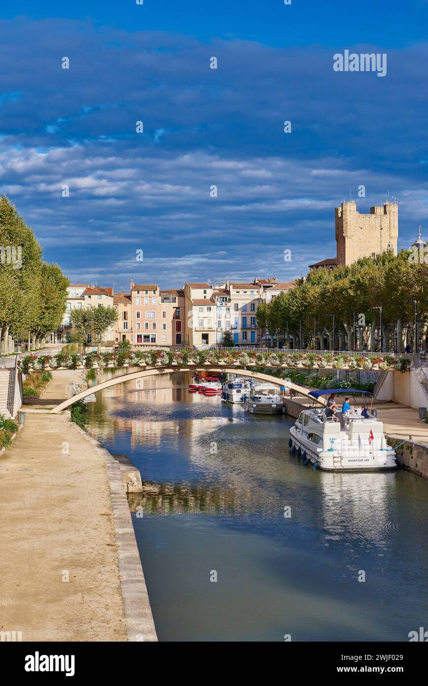 Narbonne (sud de la France) : canal de la Robine, branche latérale du canal du midi, reliant l'Aude à la mer Banque D'Images