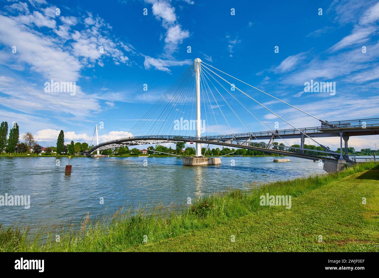 Strasbourg (Nord-est de la France) : passerelle des deux rives sur le Rhin, entre Strasbourg et Kehl, conçue par l’architecte Marc Banque D'Images