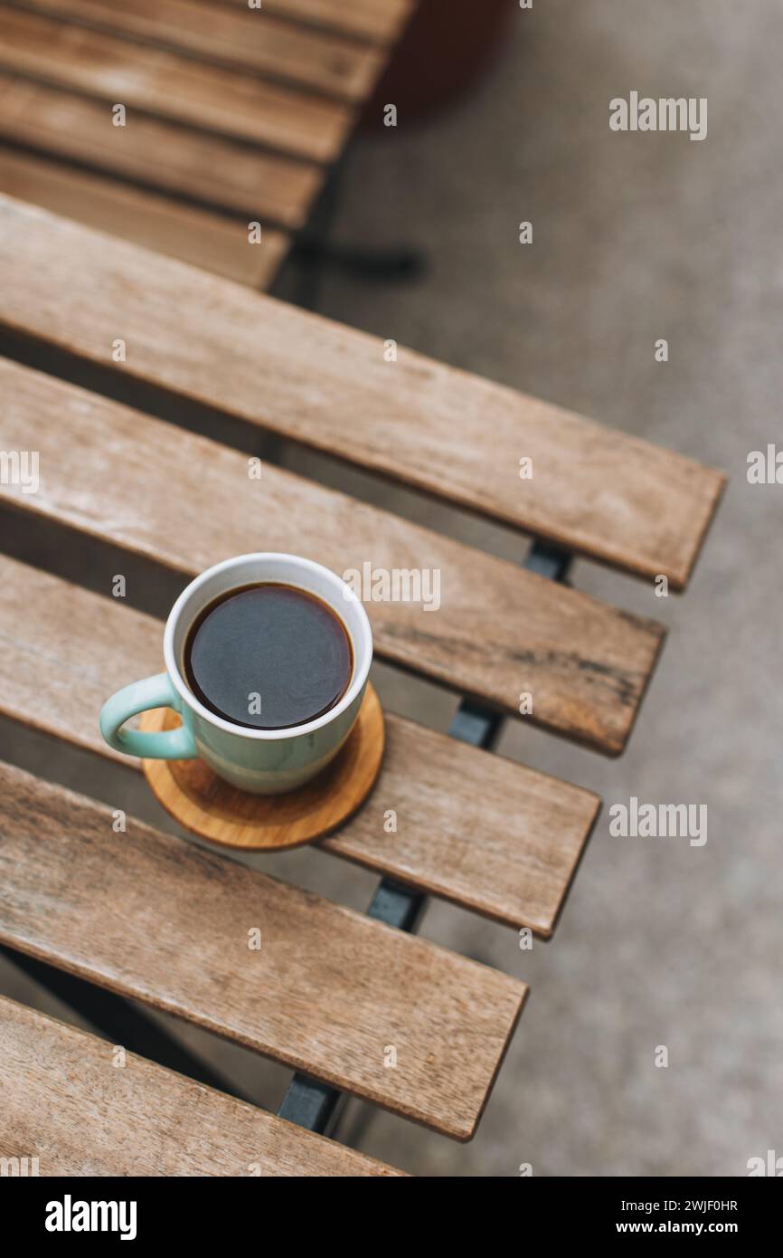 Tasse de café noir sur une table dans un café de rue. Placer pour le texte. Banque D'Images