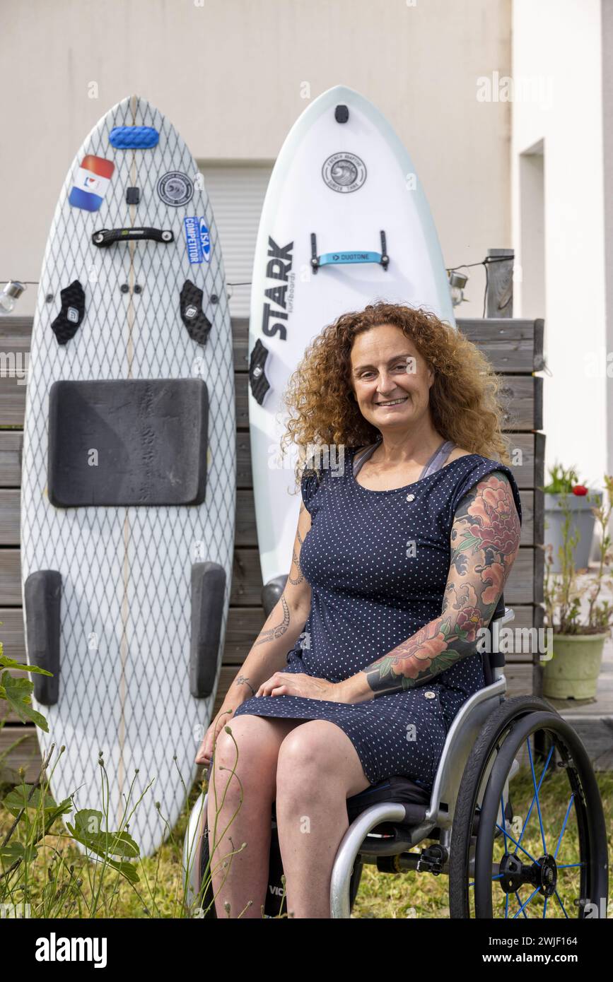Quimperle (Bretagne, nord-ouest de la France) : Portrait de Katell Ropert, vice-championne du monde de para surf ISA, championne de France et d'Europe Banque D'Images