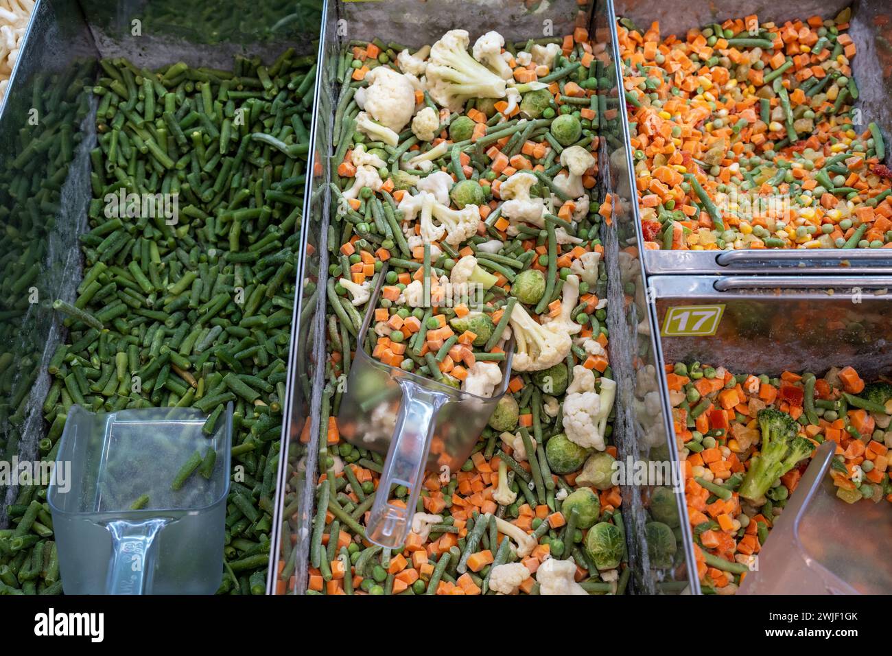 Légumes surgelés. Vente de légumes surgelés dans le réfrigérateur d'une épicerie. Alimentation saine et équilibrée colorée. Banque D'Images