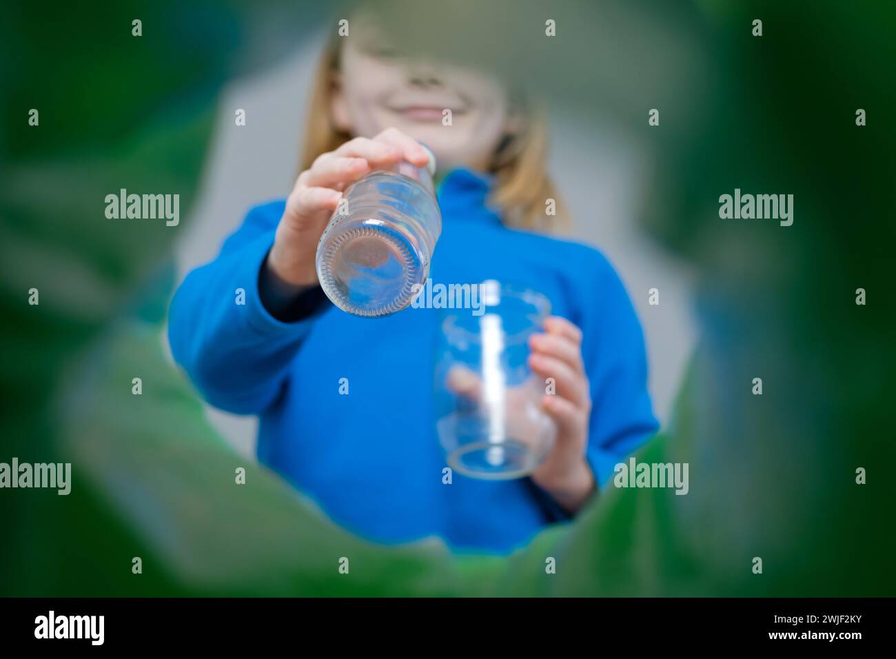 Vue à angle bas une boîte de recyclage de bouteilles en plastique de tri familial à la maison. Élimination des produits de bouteilles de lait. Banque D'Images