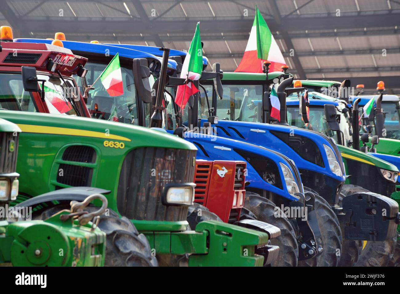 Padoue, Italie, 15 février 2024. Les agriculteurs avec 700 tracteurs manifestent contre les politiques agricoles européennes, contre l'introduction de cultures OGM, contre le monopole du marché des semences par les multinationales et contre l'importation de produits agricoles de pays tiers qu'ils ne respectent pas les normes européennes en produisant à des prix compétitifs. Crédits : Ferdinando Piezzi/Alamy Live News Banque D'Images