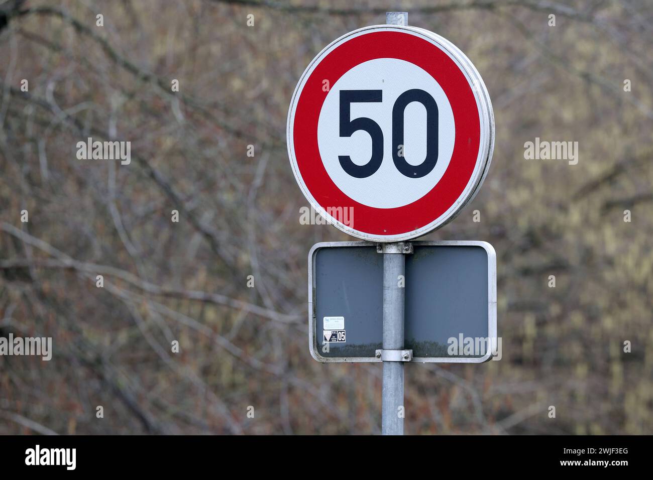 Verkehrszeichen Zulaessige Zulässige Hoechstgeschwindigkeit Höchstgeschwindigkeit 50 km/h zwischen Siegen-Gosenbach und Siegen-Achenbach. Verkehrszeichen im Siegerland AM 15.02.2024 à Siegen/Deutschland. *** Panneau de signalisation limite de vitesse maximale 50 km h entre Siegen Gosenbach et Siegen Achenbach panneau de signalisation à Siegerland le 15 02 2024 à Siegen Allemagne Banque D'Images