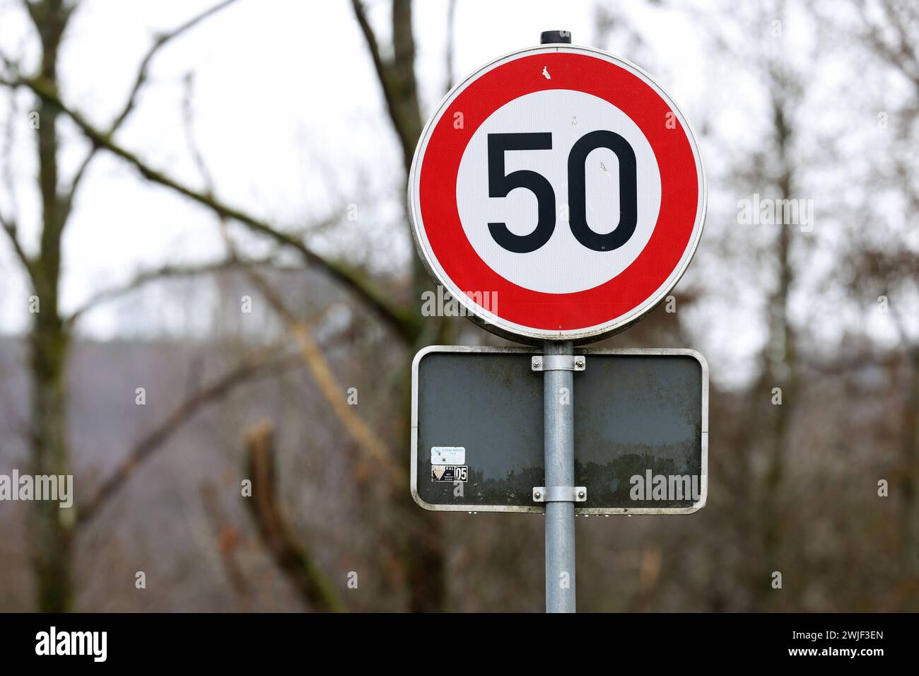 Verkehrszeichen Zulaessige Zulässige Hoechstgeschwindigkeit Höchstgeschwindigkeit 50 km/h zwischen Siegen-Gosenbach und Siegen-Achenbach. Verkehrszeichen im Siegerland AM 15.02.2024 à Siegen/Deutschland. *** Panneau de signalisation limite de vitesse maximale 50 km h entre Siegen Gosenbach et Siegen Achenbach panneau de signalisation à Siegerland le 15 02 2024 à Siegen Allemagne Banque D'Images