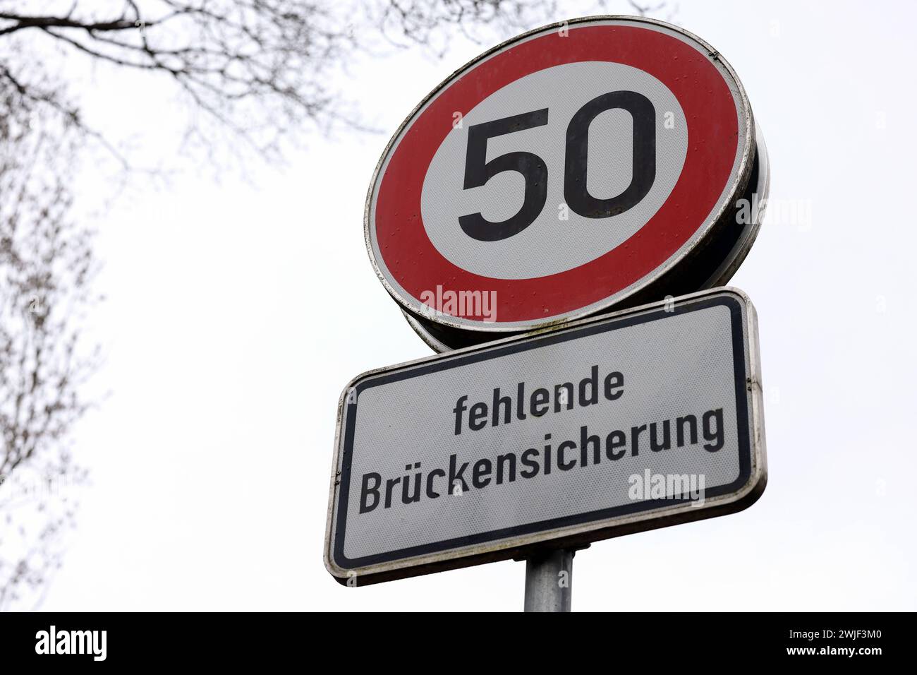 Verkehrszeichen Zulaessige Zulässige Hoechstgeschwindigkeit Höchstgeschwindigkeit 50 km/h zwischen Siegen-Gosenbach und Siegen-Achenbach. Zusätzlich Zusätzlich noch das Schild fehlende Brueckensicherung Brückensicherung. Verkehrszeichen im Siegerland AM 15.02.2024 à Siegen/Deutschland. *** Panneau de signalisation limite de vitesse maximale autorisée 50 km h entre Siegen Gosenbach et Siegen Achenbach en outre, le panneau de signalisation de sécurité du pont manque au Siegerland le 15 02 2024 à Siegen Allemagne Banque D'Images