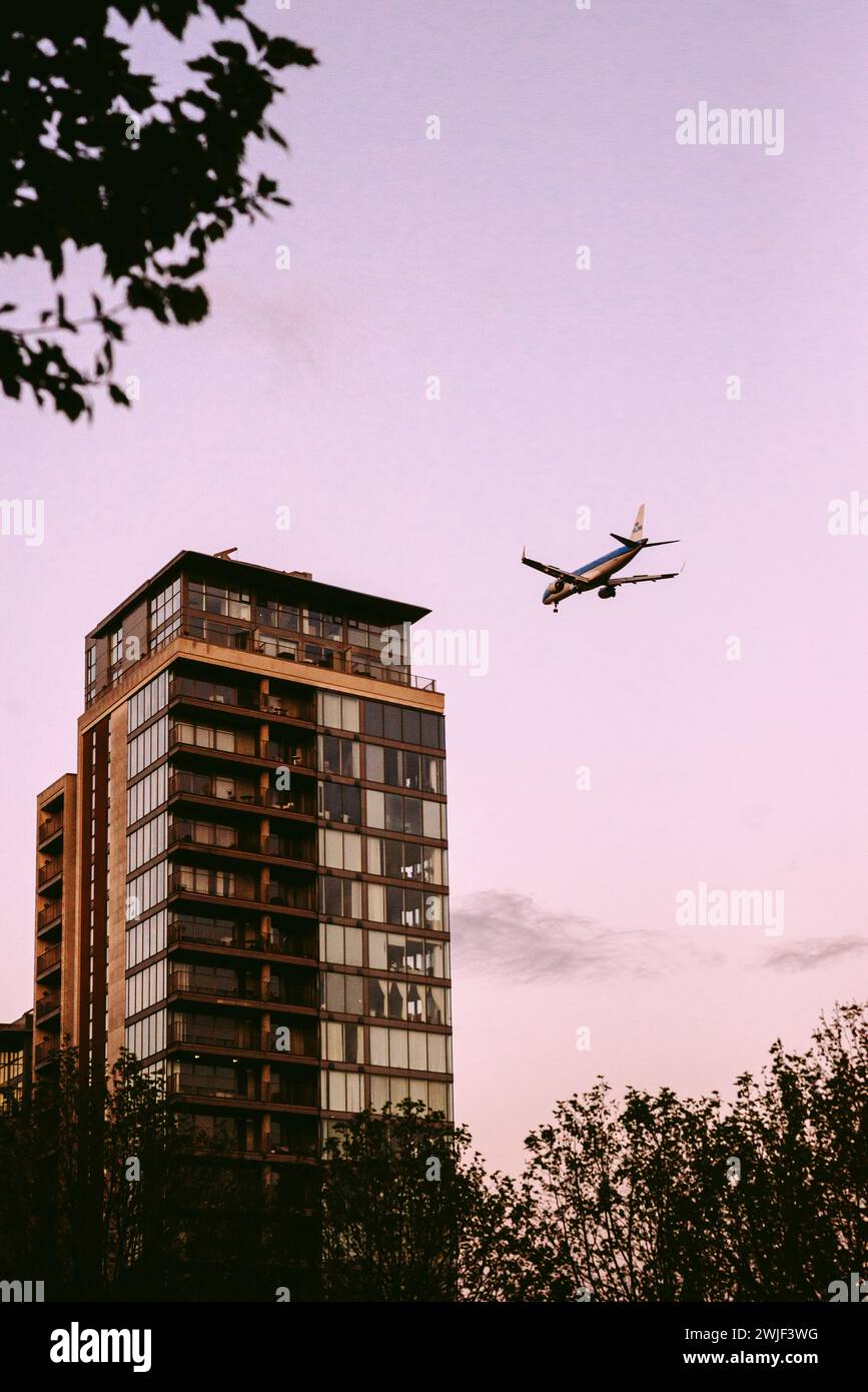 Avion qui a décollé de l'aéroport de London City, vue de Canning Town Banque D'Images