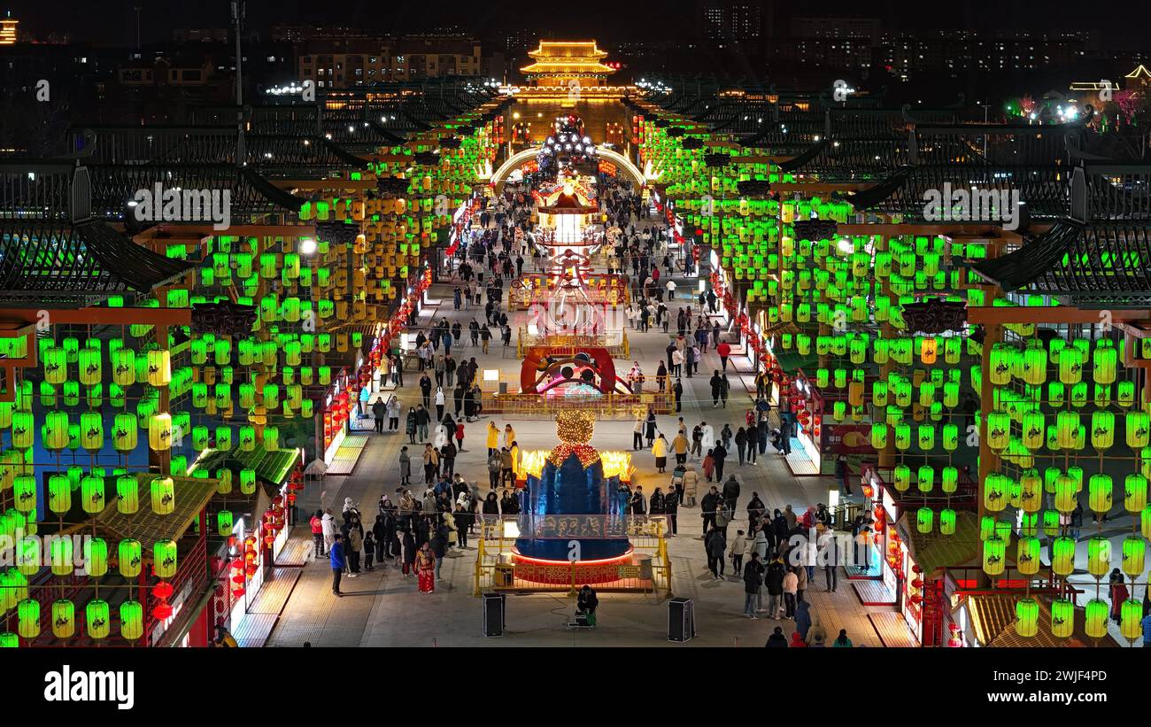 Pékin, Chine. 14 février 2024. Une photo prise par un drone aérien le 14 février 2024 montre des touristes visitant une zone pittoresque dans le comté de Huimin de la ville de Binzhou, dans la province du Shandong de l'est de la Chine. De plus en plus de Chinois choisissent aujourd'hui de partir en voyage pendant le Festival du printemps pour découvrir différentes cultures et l'atmosphère lunaire du nouvel an. Crédit : Chu Baorui/Xinhua/Alamy Live News Banque D'Images