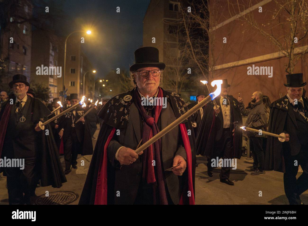 Des membres de la confrérie de la sardine sont vus porter des torches allumées pendant la procession. La procession de Sardine qui a lieu à Madrid, est une tradition espagnole vieille de plusieurs siècles rendue célèbre par une peinture de l'artiste espagnol Francisco de Goya appelé L'enterrement de la Sardine. Il marque la fin des célébrations du carnaval et le début du Carême 40 jours avant Pâques. Il se compose d'une procession qui parodie un enterrement dans lequel une figure symbolique d'une sardine dans son cercueil est brûlée. La fête a lieu tous les mercredis des cendres et symbolise l'enterrement du passé et la renaissance de Banque D'Images
