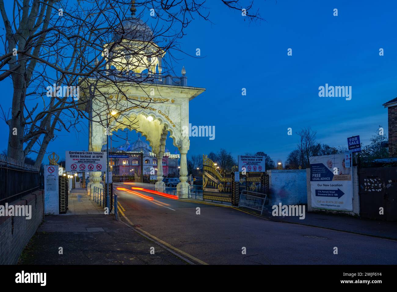 L'entrée de Siri Guru Nanak Darbar Gurdwara Gravesend kent au crépuscule. Banque D'Images