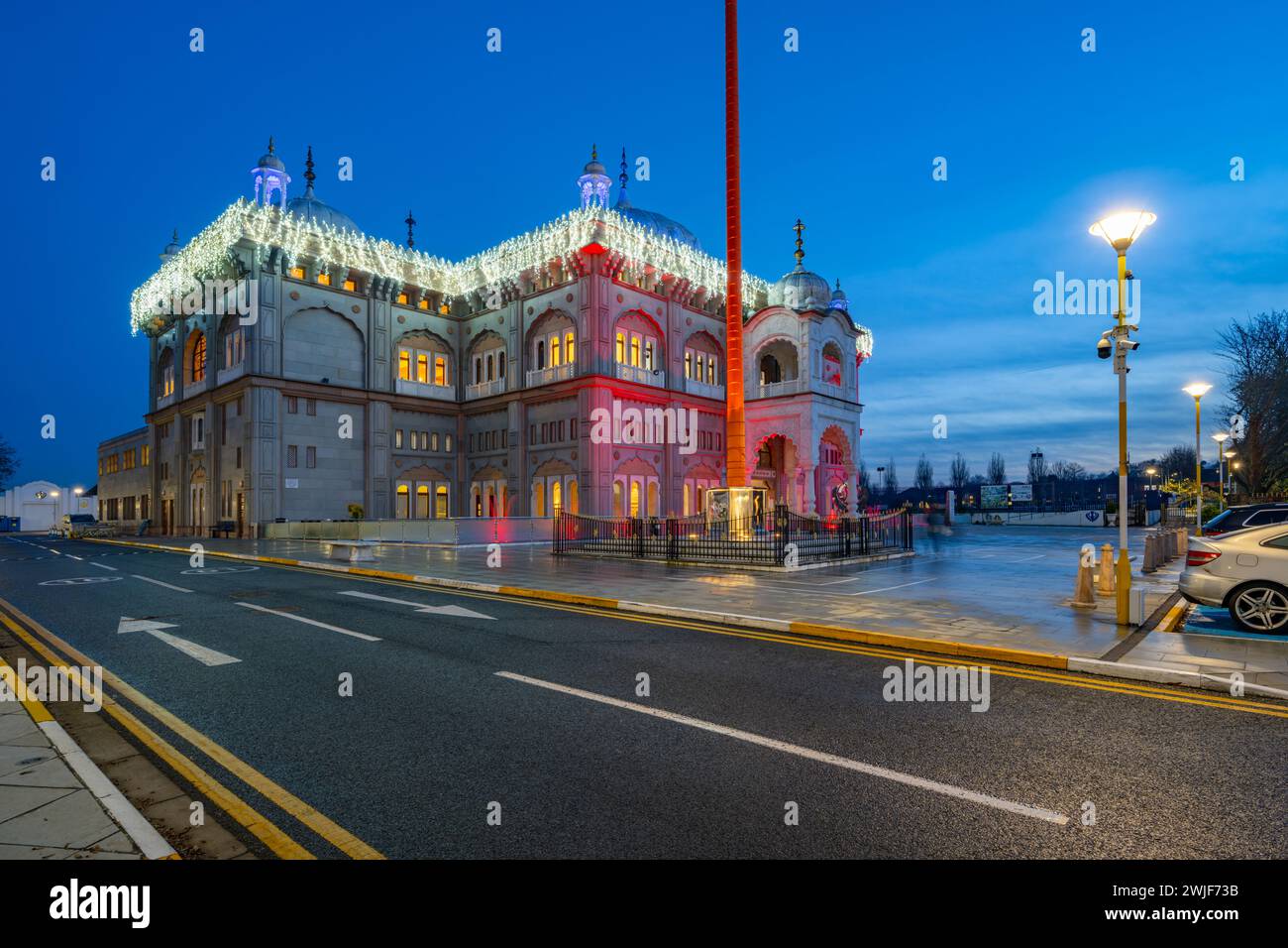 Le Siri Guru Nanak Darbar Gurdwara Gravesend kent au crépuscule. Banque D'Images