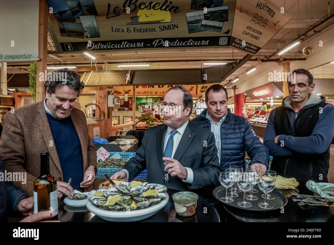 Bordeaux, France. 15 février 2024. © PHOTOPQR/SUD OUEST/BONNAUD GUILLAUME GUILLAUME BONNAUD ; BORDEAUX ; 15/02/2024 ; LE 15 FEVRIER 2024/A BORDEAUX/AU MARCHE DES CAPUCINS/FRANCOIS HOLLANDE EN COMPAGNIE DU MAIRE DE LIBOURNE PHILIPPE BUISSON ET DES OSTREICULTEURS DU BASSIN VIENT APPORTER SON SOUTIEN ET VIENT AU SECOURS DES HUITTRES DU BASSIN D'ARCACHON PH GUILLAUME BONNAUD BORDEAUX, France, 15 févr. 2024 François Hollande l'ancien président vient soutenir l'industrie de l'huître crédit : MAXPPP/Alamy Live News Banque D'Images