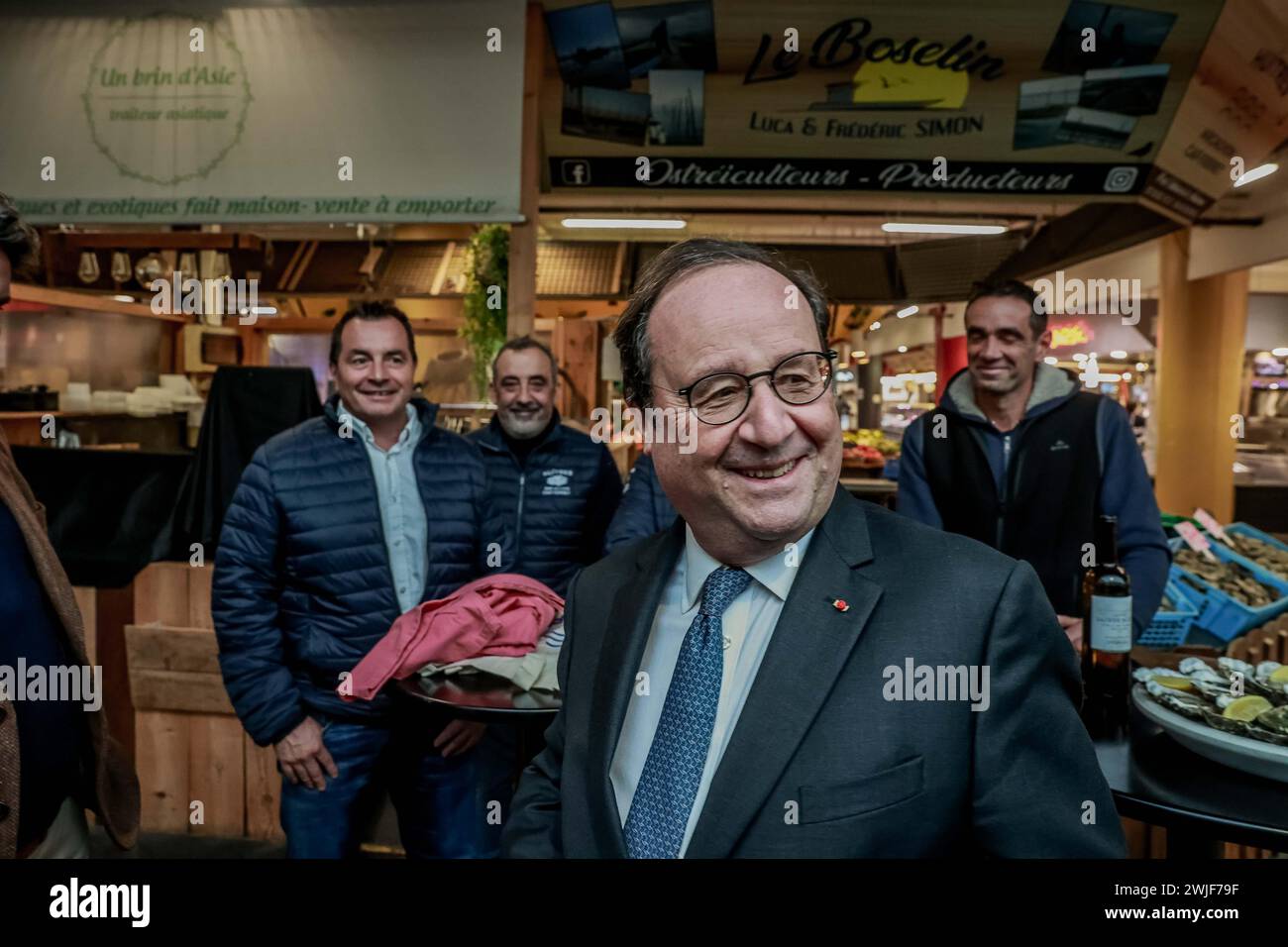 Bordeaux, France. 15 février 2024. © PHOTOPQR/SUD OUEST/BONNAUD GUILLAUME GUILLAUME BONNAUD ; BORDEAUX ; 15/02/2024 ; LE 15 FEVRIER 2024/A BORDEAUX/AU MARCHE DES CAPUCINS/FRANCOIS HOLLANDE EN COMPAGNIE DU MAIRE DE LIBOURNE PHILIPPE BUISSON ET DES OSTREICULTEURS DU BASSIN VIENT APPORTER SON SOUTIEN ET VIENT AU SECOURS DES HUITTRES DU BASSIN D'ARCACHON PH GUILLAUME BONNAUD BORDEAUX, France, 15 févr. 2024 François Hollande l'ancien président vient soutenir l'industrie de l'huître crédit : MAXPPP/Alamy Live News Banque D'Images