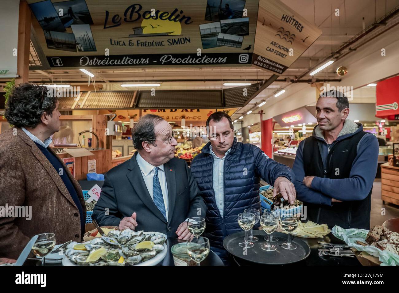 Bordeaux, France. 15 février 2024. © PHOTOPQR/SUD OUEST/BONNAUD GUILLAUME GUILLAUME BONNAUD ; BORDEAUX ; 15/02/2024 ; LE 15 FEVRIER 2024/A BORDEAUX/AU MARCHE DES CAPUCINS/FRANCOIS HOLLANDE EN COMPAGNIE DU MAIRE DE LIBOURNE PHILIPPE BUISSON ET DES OSTREICULTEURS DU BASSIN VIENT APPORTER SON SOUTIEN ET VIENT AU SECOURS DES HUITTRES DU BASSIN D'ARCACHON PH GUILLAUME BONNAUD BORDEAUX, France, 15 févr. 2024 François Hollande l'ancien président vient soutenir l'industrie de l'huître crédit : MAXPPP/Alamy Live News Banque D'Images