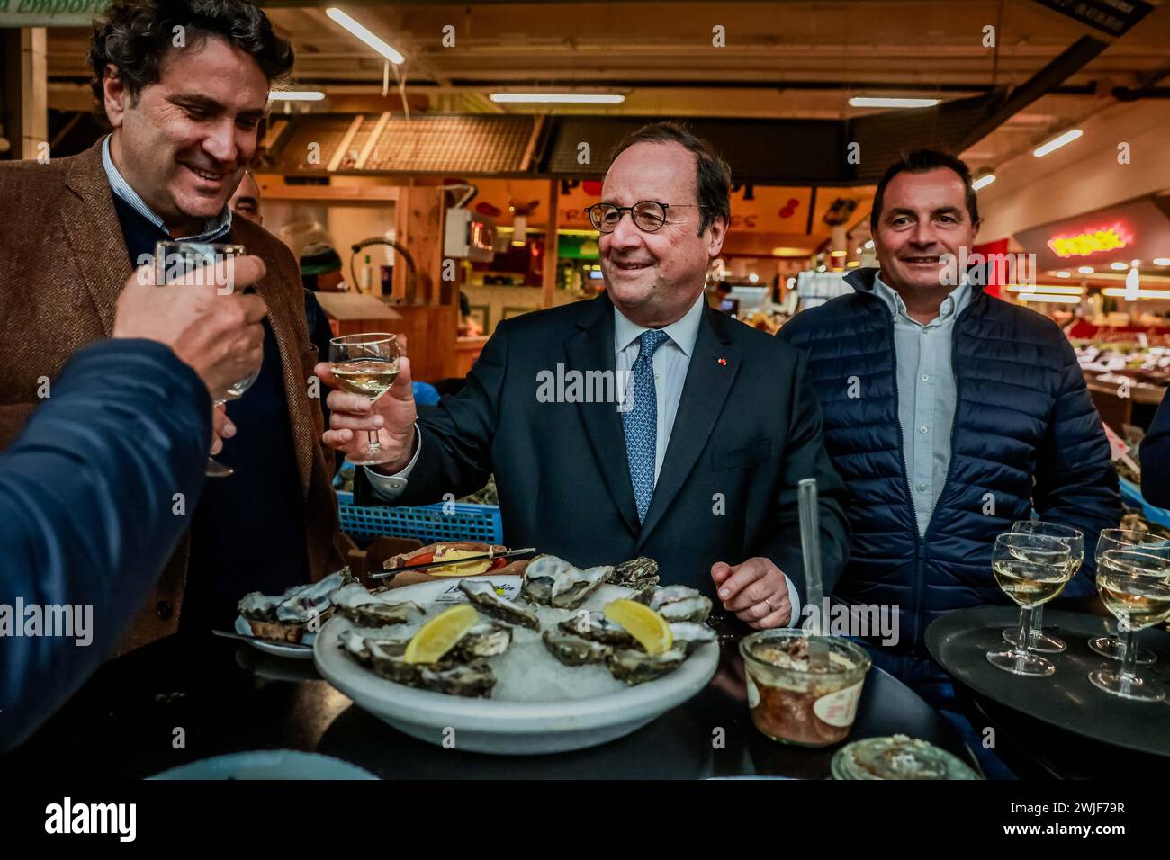 Bordeaux, France. 15 février 2024. © PHOTOPQR/SUD OUEST/BONNAUD GUILLAUME GUILLAUME BONNAUD ; BORDEAUX ; 15/02/2024 ; LE 15 FEVRIER 2024/A BORDEAUX/AU MARCHE DES CAPUCINS/FRANCOIS HOLLANDE EN COMPAGNIE DU MAIRE DE LIBOURNE PHILIPPE BUISSON ET DES OSTREICULTEURS DU BASSIN VIENT APPORTER SON SOUTIEN ET VIENT AU SECOURS DES HUITTRES DU BASSIN D'ARCACHON PH GUILLAUME BONNAUD BORDEAUX, France, 15 févr. 2024 François Hollande l'ancien président vient soutenir l'industrie de l'huître crédit : MAXPPP/Alamy Live News Banque D'Images
