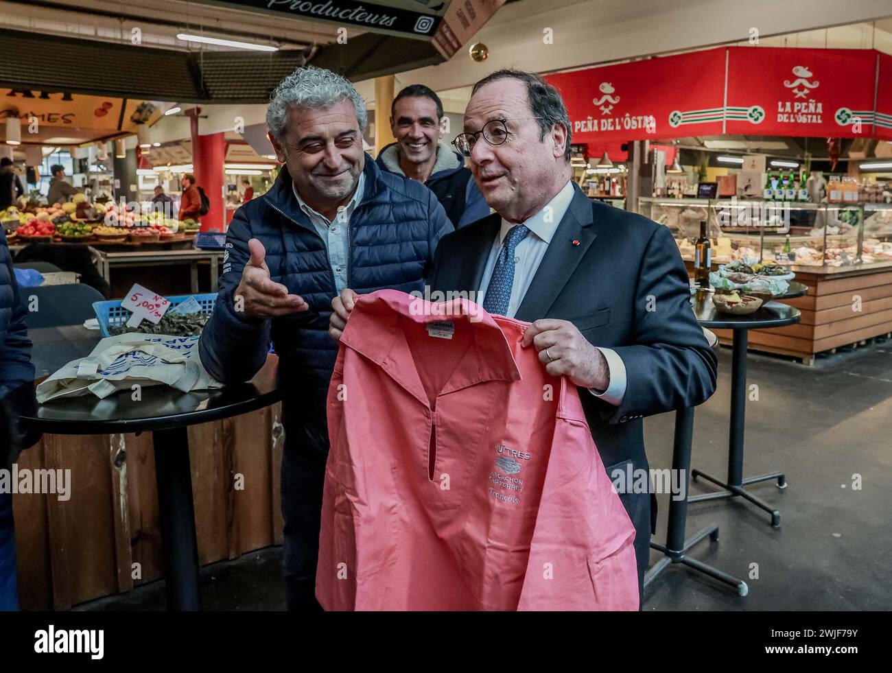 Bordeaux, France. 15 février 2024. © PHOTOPQR/SUD OUEST/BONNAUD GUILLAUME GUILLAUME BONNAUD ; BORDEAUX ; 15/02/2024 ; LE 15 FEVRIER 2024/A BORDEAUX/AU MARCHE DES CAPUCINS/FRANCOIS HOLLANDE EN COMPAGNIE DU MAIRE DE LIBOURNE PHILIPPE BUISSON ET DES OSTREICULTEURS DU BASSIN VIENT APPORTER SON SOUTIEN ET VIENT AU SECOURS DES HUITTRES DU BASSIN D'ARCACHON PH GUILLAUME BONNAUD BORDEAUX, France, 15 févr. 2024 François Hollande l'ancien président vient soutenir l'industrie de l'huître crédit : MAXPPP/Alamy Live News Banque D'Images