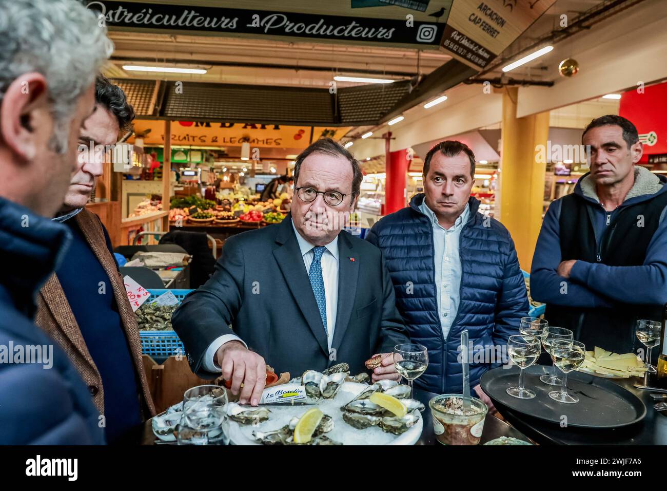 Bordeaux, France. 15 février 2024. © PHOTOPQR/SUD OUEST/BONNAUD GUILLAUME GUILLAUME BONNAUD ; BORDEAUX ; 15/02/2024 ; LE 15 FEVRIER 2024/A BORDEAUX/AU MARCHE DES CAPUCINS/FRANCOIS HOLLANDE EN COMPAGNIE DU MAIRE DE LIBOURNE PHILIPPE BUISSON ET DES OSTREICULTEURS DU BASSIN VIENT APPORTER SON SOUTIEN ET VIENT AU SECOURS DES HUITTRES DU BASSIN D'ARCACHON PH GUILLAUME BONNAUD BORDEAUX, France, 15 févr. 2024 François Hollande l'ancien président vient soutenir l'industrie de l'huître crédit : MAXPPP/Alamy Live News Banque D'Images