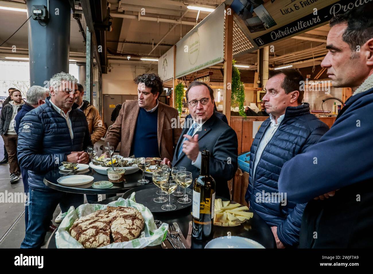 Bordeaux, France. 15 février 2024. © PHOTOPQR/SUD OUEST/BONNAUD GUILLAUME GUILLAUME BONNAUD ; BORDEAUX ; 15/02/2024 ; LE 15 FEVRIER 2024/A BORDEAUX/AU MARCHE DES CAPUCINS/FRANCOIS HOLLANDE EN COMPAGNIE DU MAIRE DE LIBOURNE PHILIPPE BUISSON ET DES OSTREICULTEURS DU BASSIN VIENT APPORTER SON SOUTIEN ET VIENT AU SECOURS DES HUITTRES DU BASSIN D'ARCACHON PH GUILLAUME BONNAUD BORDEAUX, France, 15 févr. 2024 François Hollande l'ancien président vient soutenir l'industrie de l'huître crédit : MAXPPP/Alamy Live News Banque D'Images