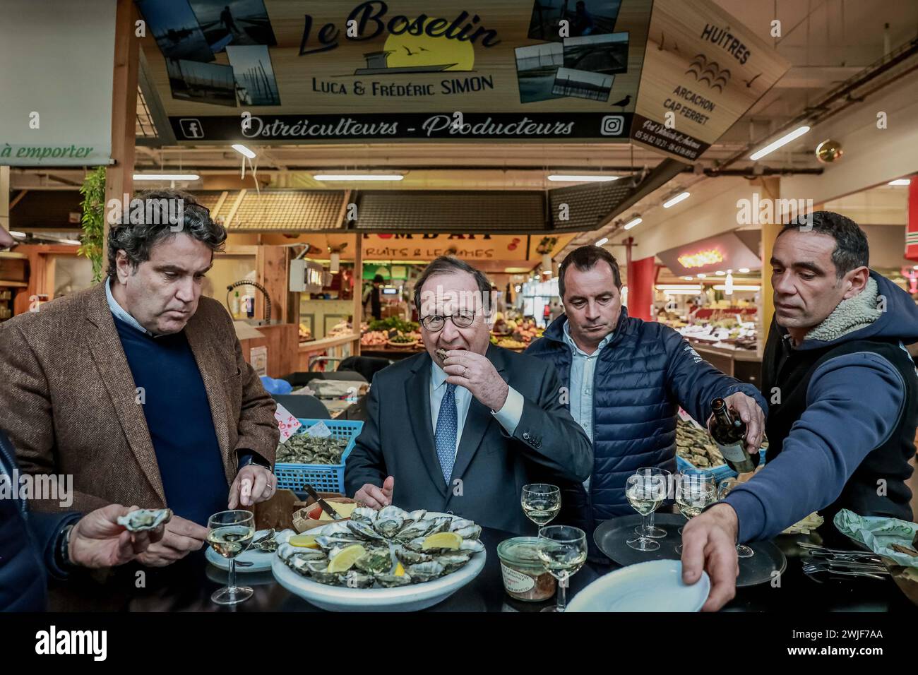 Bordeaux, France. 15 février 2024. © PHOTOPQR/SUD OUEST/BONNAUD GUILLAUME GUILLAUME BONNAUD ; BORDEAUX ; 15/02/2024 ; LE 15 FEVRIER 2024/A BORDEAUX/AU MARCHE DES CAPUCINS/FRANCOIS HOLLANDE EN COMPAGNIE DU MAIRE DE LIBOURNE PHILIPPE BUISSON ET DES OSTREICULTEURS DU BASSIN VIENT APPORTER SON SOUTIEN ET VIENT AU SECOURS DES HUITTRES DU BASSIN D'ARCACHON PH GUILLAUME BONNAUD BORDEAUX, France, 15 févr. 2024 François Hollande l'ancien président vient soutenir l'industrie de l'huître crédit : MAXPPP/Alamy Live News Banque D'Images