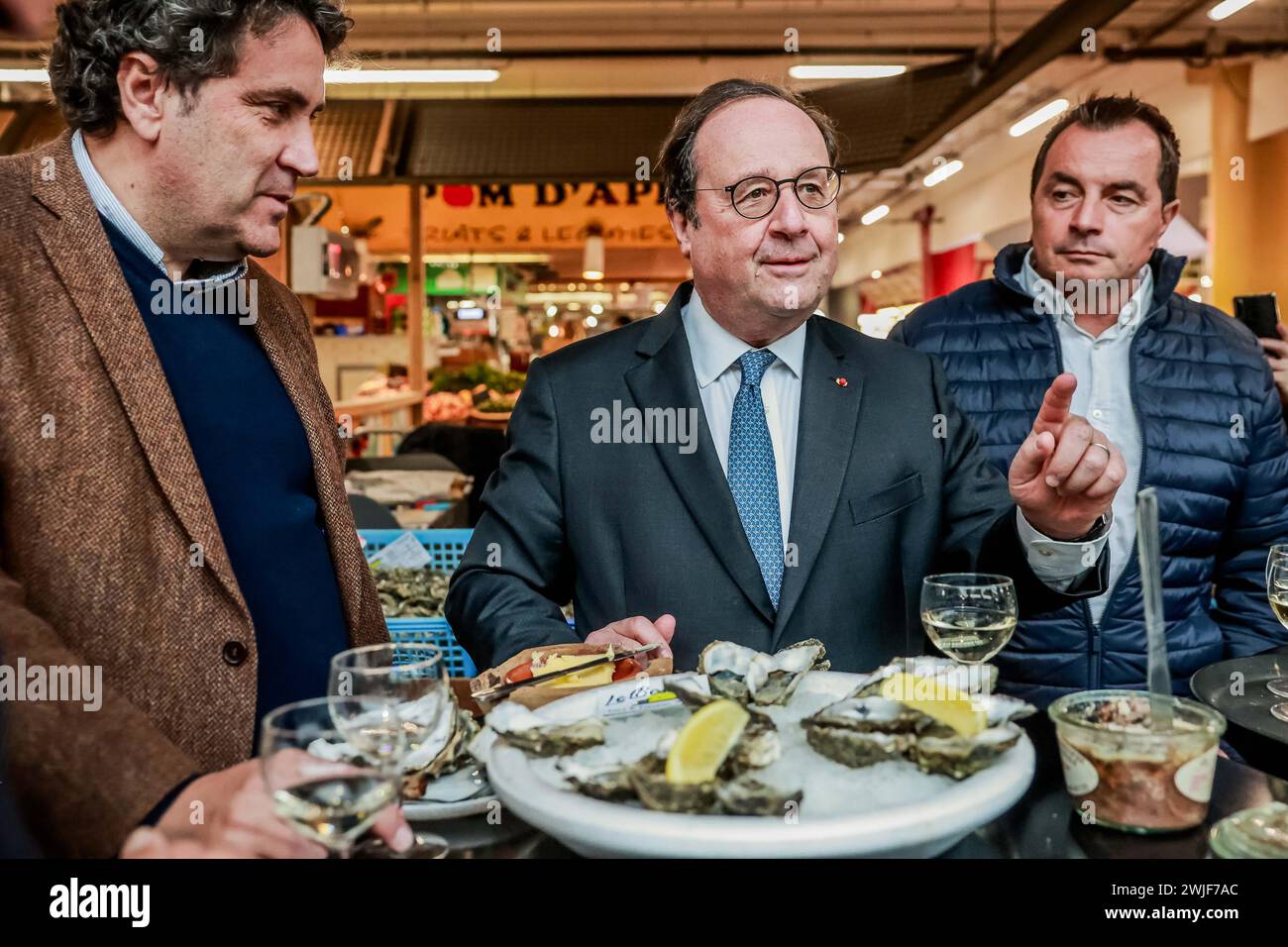 Bordeaux, France. 15 février 2024. © PHOTOPQR/SUD OUEST/BONNAUD GUILLAUME GUILLAUME BONNAUD ; BORDEAUX ; 15/02/2024 ; LE 15 FEVRIER 2024/A BORDEAUX/AU MARCHE DES CAPUCINS/FRANCOIS HOLLANDE EN COMPAGNIE DU MAIRE DE LIBOURNE PHILIPPE BUISSON ET DES OSTREICULTEURS DU BASSIN VIENT APPORTER SON SOUTIEN ET VIENT AU SECOURS DES HUITTRES DU BASSIN D'ARCACHON PH GUILLAUME BONNAUD BORDEAUX, France, 15 févr. 2024 François Hollande l'ancien président vient soutenir l'industrie de l'huître crédit : MAXPPP/Alamy Live News Banque D'Images