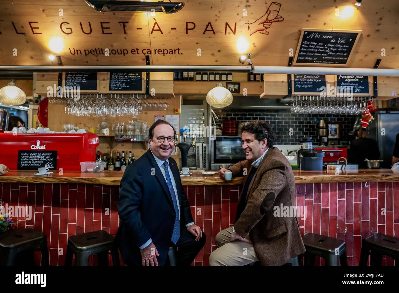 Bordeaux, France. 15 février 2024. © PHOTOPQR/SUD Ouest/bonnaud guillaume guillaume Bonaud ; Bordeaux ; 15/02/2024 ; LE 15 FEVRIER 2024/A BORDEAUX/au MARCHE DES CAPUCINS/FRANCOIS HOLLANDE et PHILIPPE BUISSON MAIRE DE LIBOURNE/LORS DE sa VENUE POUR AIDER LES OSTREICULTEURS DU BASSIN D'ARCACHON pH Guillaume Bonnaud Bordeaux, France, 15 février 2024 Francois Hollande L'ancien président vient soutenir l'industrie de l'huître crédit : MAXPPP/Alamy Live News Banque D'Images
