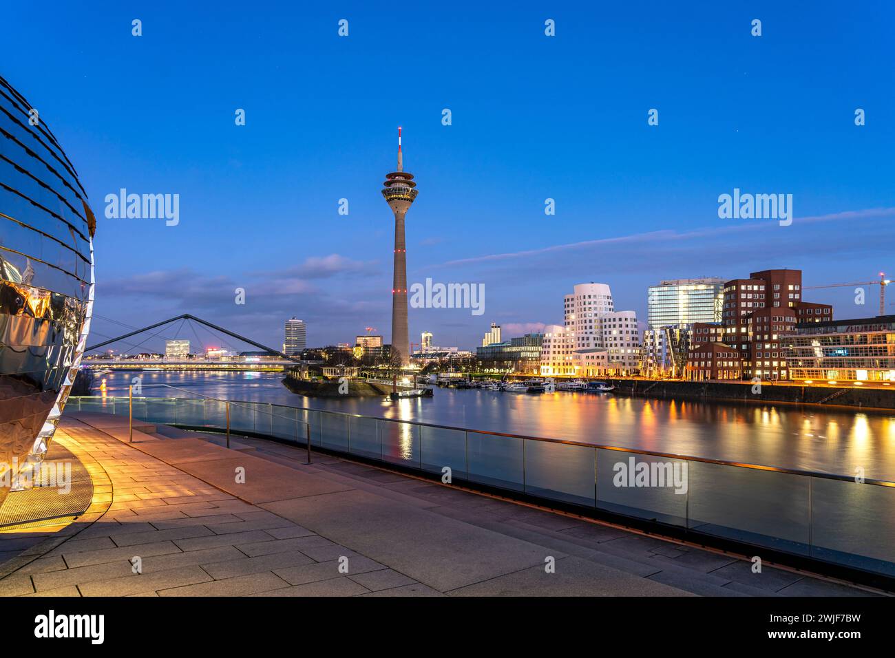 Blick von der terrasse des Hyatt Hotel auf die Gehry-Bauten - Neuer Zollhof am Medienhafen und den Rheinturm in Düsseldorf in der Abenddämmerung, Nord Banque D'Images