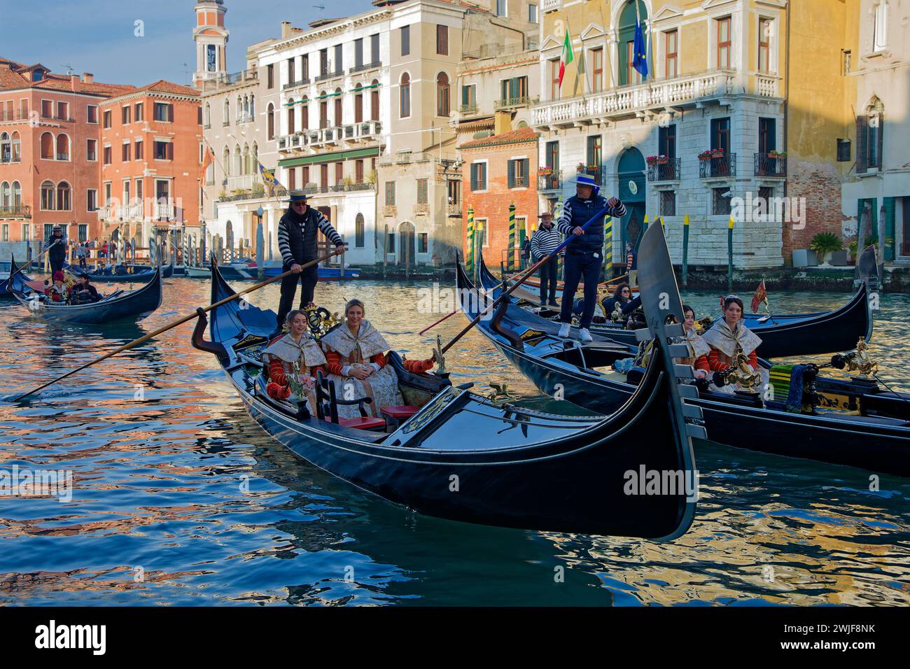 VENISE, ITALIE, 3 février 2024 : Festa delle Marie (Fête de la Marie). Douze filles, habillées à la mode du XIVe siècle, participent à l'ouverture Banque D'Images