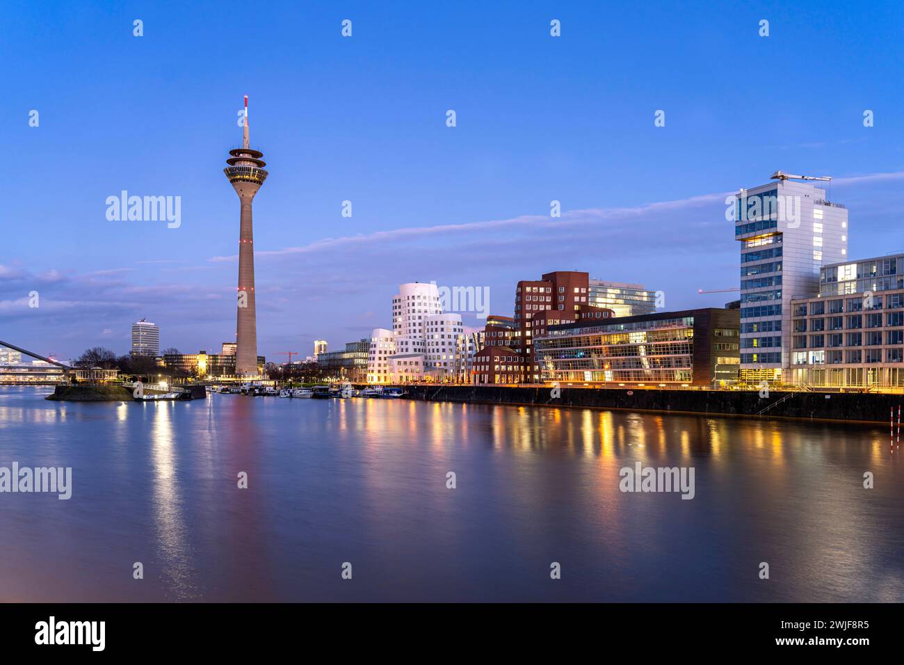 Gehry-Bauten und Rheinturm Gehry-Bauten - Neuer Zollhof am Medienhafen und der Rheinturm in Düsseldorf in der Abenddämmerung, Nordrhein-Westfalen, Deu Banque D'Images