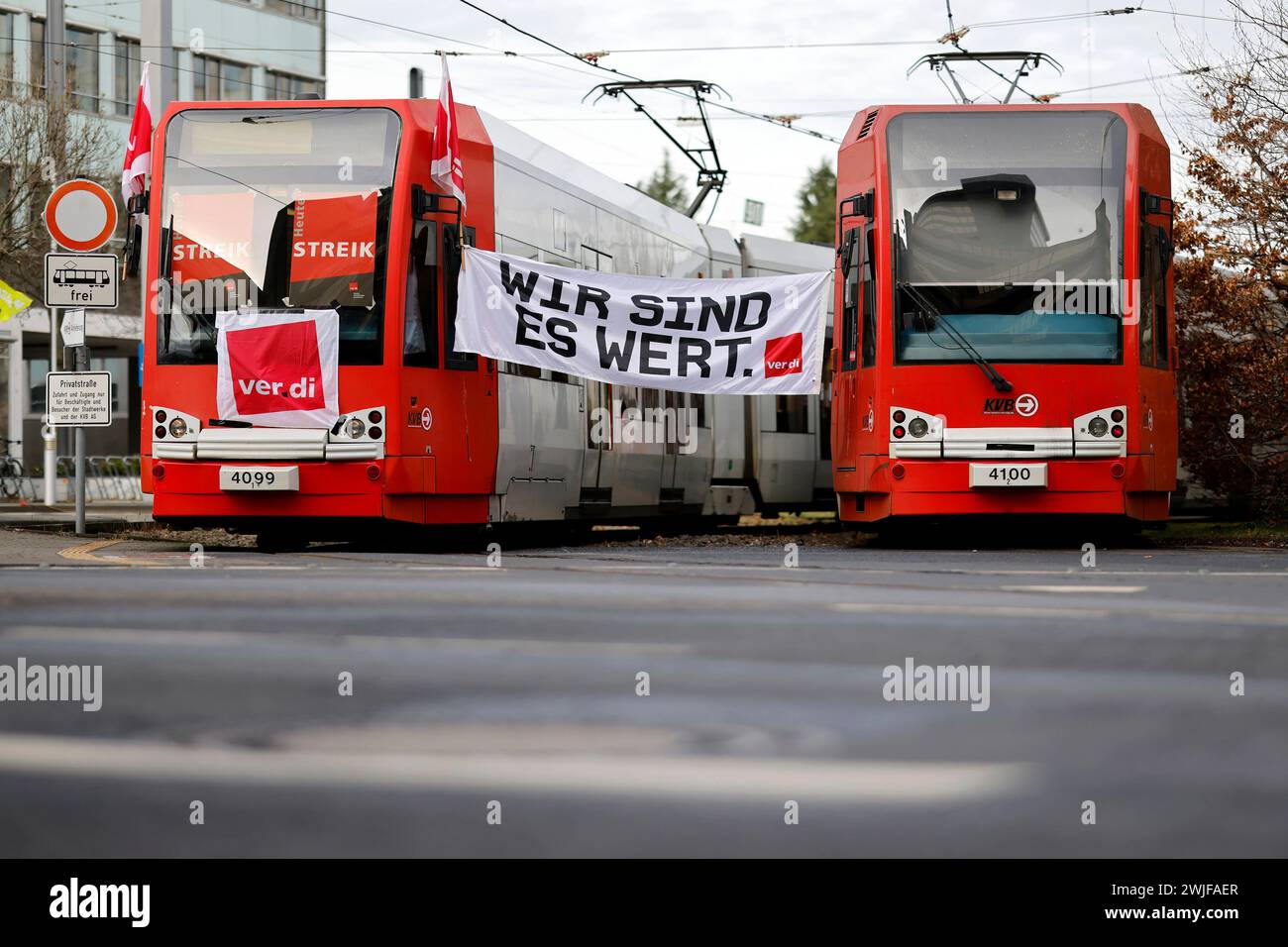 Streik im NRW-Nahverkehr : Bahnen der KVB stehen im Depot, da die Mitarbeiter des Verkehrsunternehmens heute die Arbeit niedergelegt haben. Die Gewerkschaft Verdi fordert die Einführung einer 35-Stunden-Woche und Begrenzung der Schichtlänge auf maximal zehn Stunden. Themenbild, Symbolbild Köln, 15.02.2024 NRW Deutschland *** grève dans les transports locaux NRW les trains KVB sont stationnés dans le dépôt alors que les employés de la compagnie de transport ont quitté leur travail aujourd'hui, le syndicat Verdi exige l'introduction d'une semaine de 35 heures et d'une durée maximale de 10 heures de travail image thématique, image symbolique Cologne, 15 02 Banque D'Images