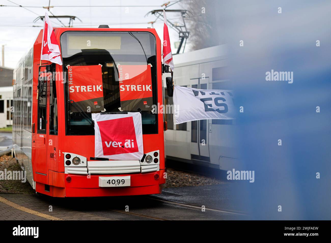 Streik im NRW-Nahverkehr : Bahnen der KVB stehen im Depot, da die Mitarbeiter des Verkehrsunternehmens heute die Arbeit niedergelegt haben. Die Gewerkschaft Verdi fordert die Einführung einer 35-Stunden-Woche und Begrenzung der Schichtlänge auf maximal zehn Stunden. Themenbild, Symbolbild Köln, 15.02.2024 NRW Deutschland *** grève dans les transports locaux NRW les trains KVB sont stationnés dans le dépôt alors que les employés de la compagnie de transport ont quitté leur travail aujourd'hui, le syndicat Verdi exige l'introduction d'une semaine de 35 heures et d'une durée maximale de 10 heures de travail image thématique, image symbolique Cologne, 15 02 Banque D'Images