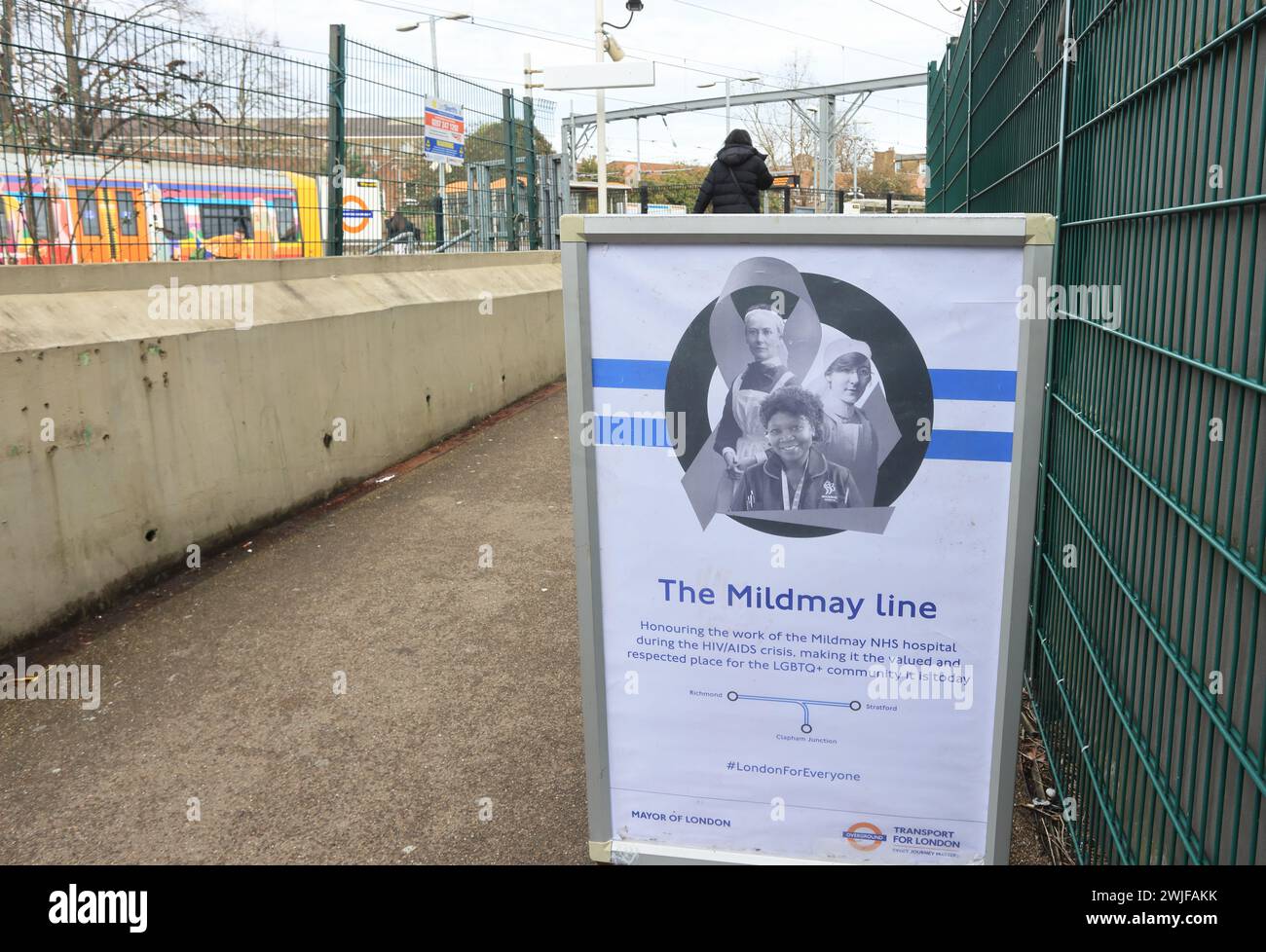 Londres, Royaume-Uni, 15 février 2024. Le maire Sadiq Khan a annoncé les nouveaux noms des six lignes de train Overground de Londres, pour donner aux itinéraires des identités distinctes et faciliter la navigation des passagers. Ici, la ligne de Caledonian Road & Barnsbury s'appellera la ligne Mildmay, de Stratford à Richmond/Clapham Junction d'après le petit hôpital caritatif de Shoreditch qui a aidé pendant la crise du sida/VIH des années 1980 Crédit : Monica Wells/Alamy Banque D'Images