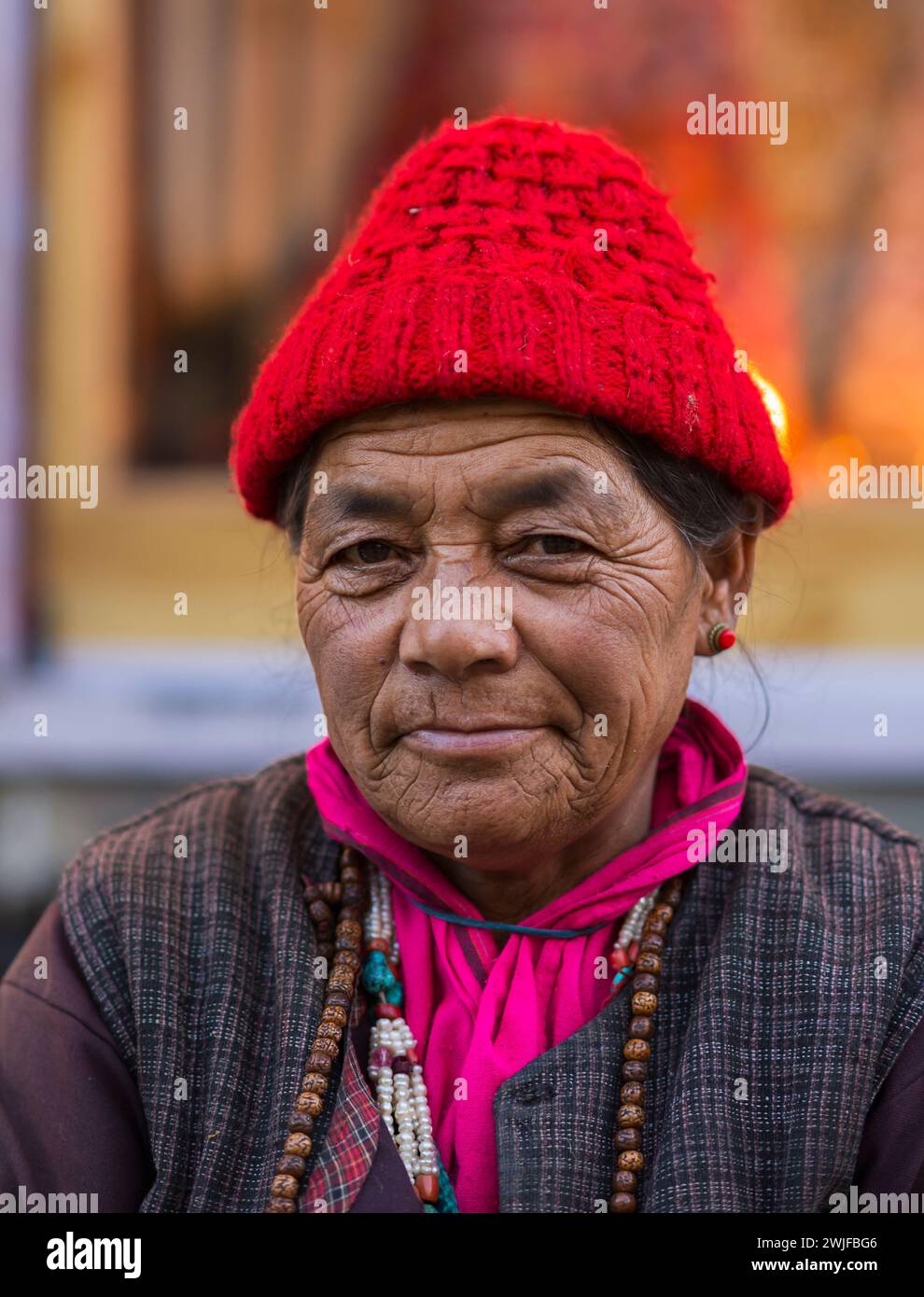Un portrait d'une femme Ladakhi portant un bonnet de laine, regardant la caméra. Banque D'Images