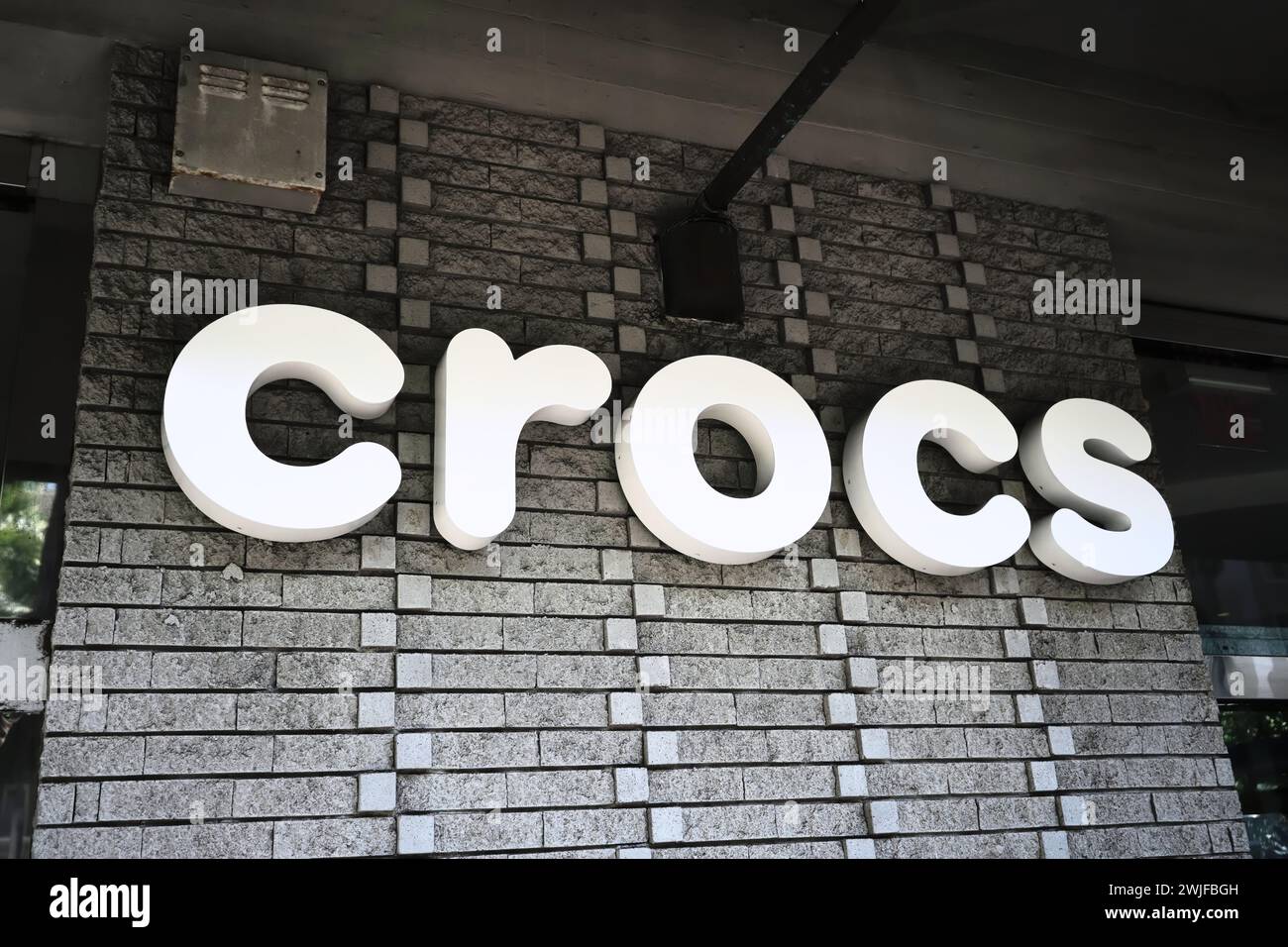Honolulu, Hi - 12 janvier 2024 : logo de la société de chaussures Crocs sur le magasin dans la destination touristique populaire de Waikiki. Banque D'Images
