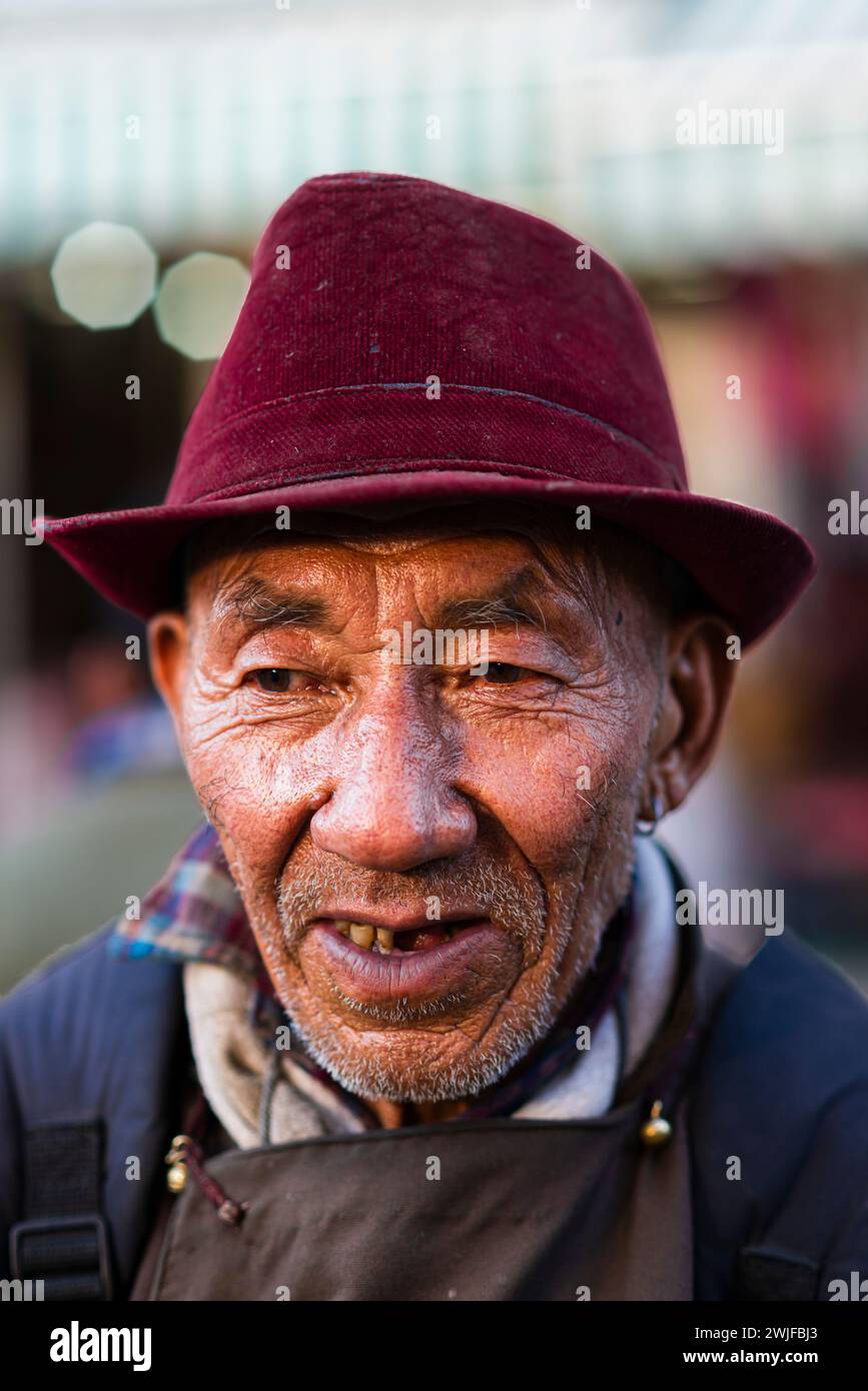 Un portrait d'un homme Ladakhi âgé portant un chapeau marron. Banque D'Images