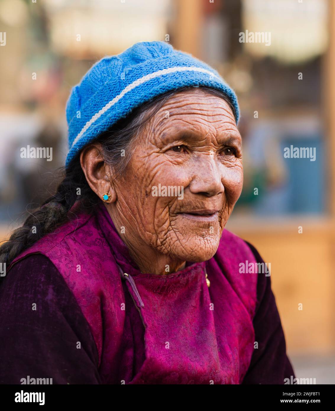 Portrait d'une femme ladakhi portant un bonnet de laine, regardant loin de la caméra. Banque D'Images