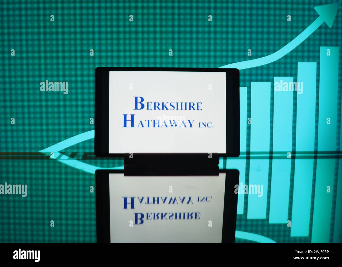 Bavière, Allemagne -14 février 2024 : dans cette illustration photo, le logo Berkshire Hathaway Inc est affiché sur une tablette Banque D'Images