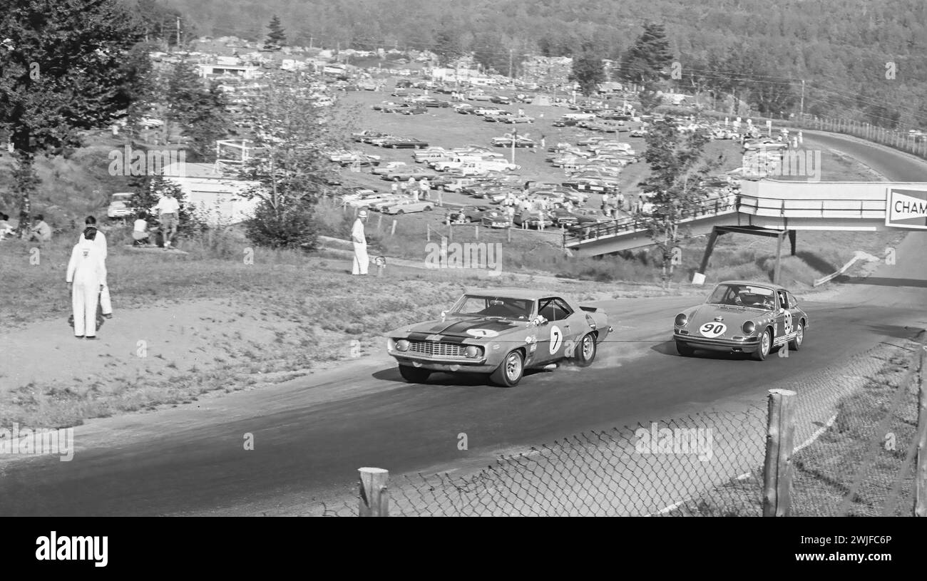 Craig Fisher dans une Camaro Chevolet devant une Porsche lors de la TRANS-Am 1969 au circuit Mont-Tremblant en tous Jovite, au Québec, a terminé 18e. Banque D'Images