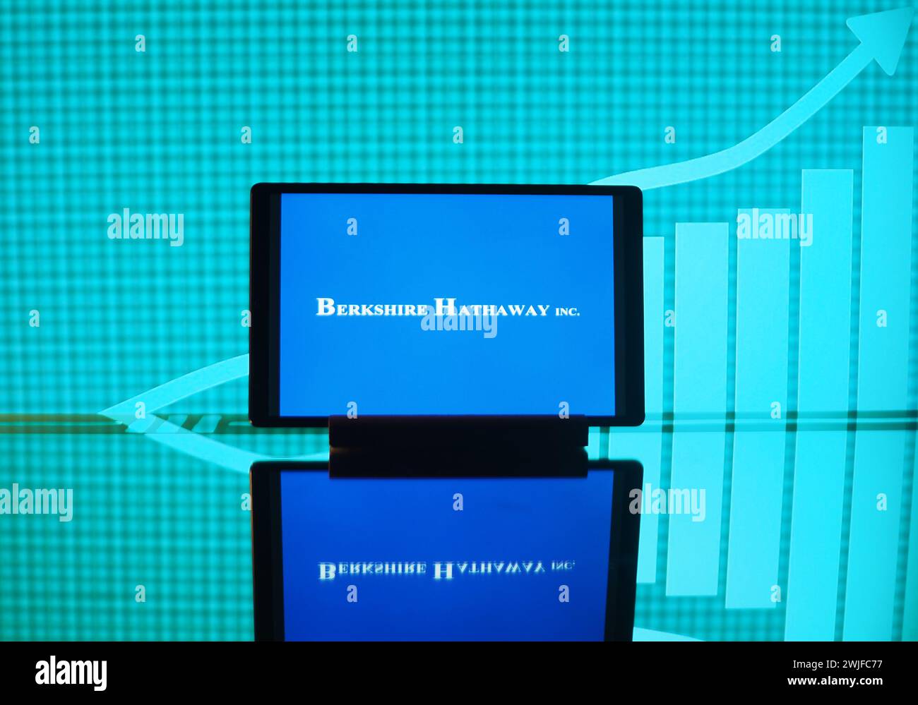 Bavière, Allemagne -14 février 2024 : dans cette illustration photo, le logo Berkshire Hathaway Inc est affiché sur une tablette Banque D'Images