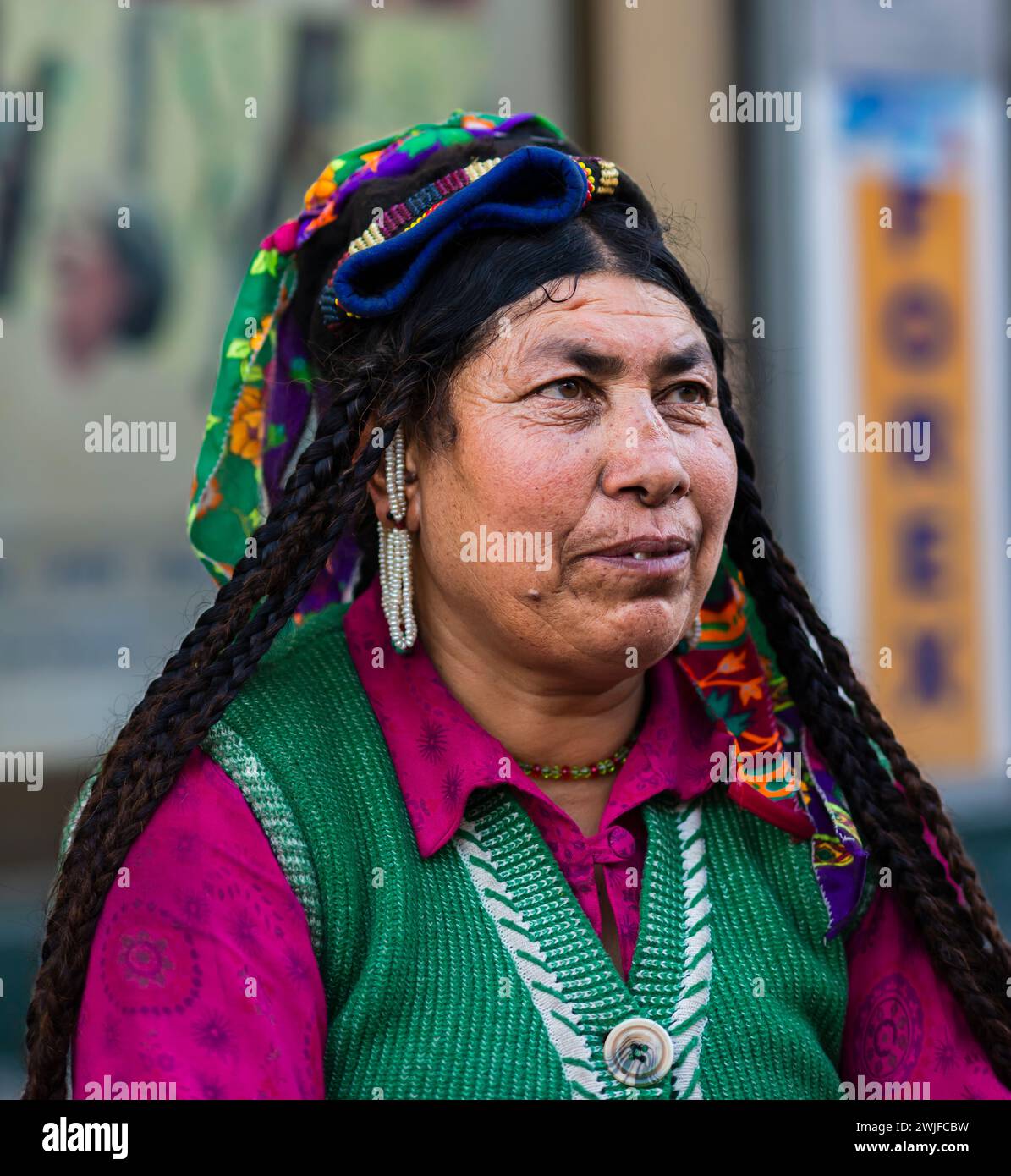 Portrait d'une femme ladakhi regardant loin de la caméra. Banque D'Images