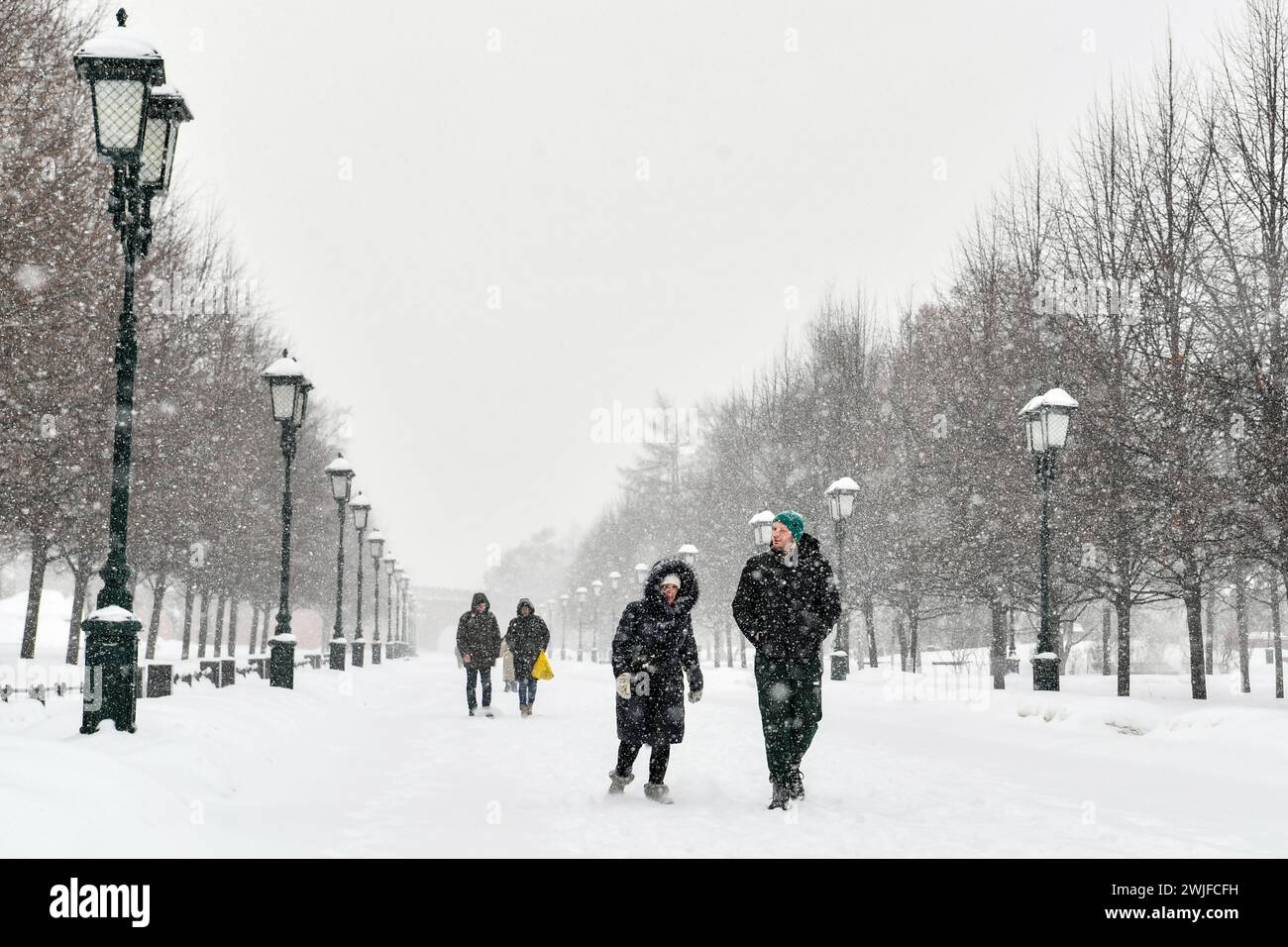 Moscou, Russie. 15 février 2024. Les gens marchent près du Kremlin au milieu des chutes de neige à Moscou, en Russie, le 15 février 2024. Une forte neige a frappé Moscou jeudi. Crédit : Cao Yang/Xinhua/Alamy Live News Banque D'Images