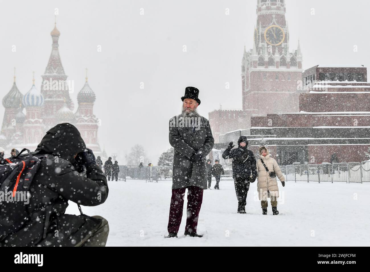 Moscou, Russie. 15 février 2024. Un visiteur pose pour une photo au milieu des chutes de neige à Moscou, en Russie, le 15 février 2024. Une forte neige a frappé Moscou jeudi. Crédit : Cao Yang/Xinhua/Alamy Live News Banque D'Images