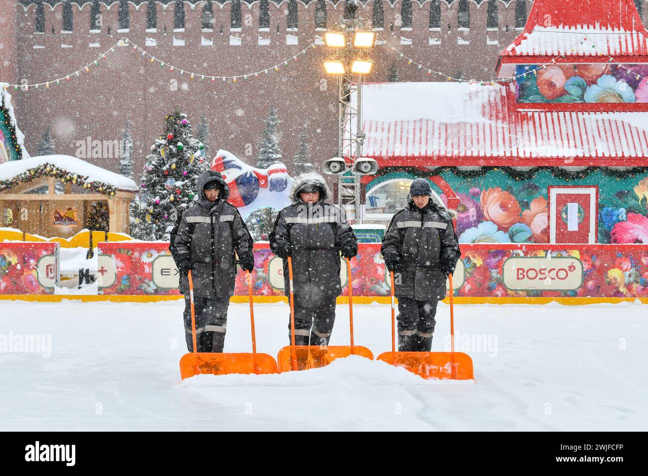 Moscou, Russie. 15 février 2024. Des ouvriers déneigent d’une patinoire à Moscou, en Russie, le 15 février 2024. Une forte neige a frappé Moscou jeudi. Crédit : Cao Yang/Xinhua/Alamy Live News Banque D'Images
