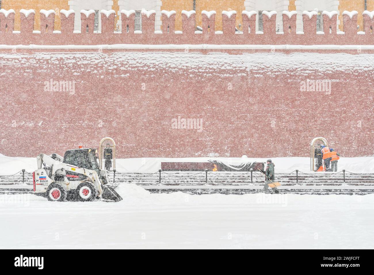 Moscou, Russie. 15 février 2024. Des travailleurs déneigent une rue à Moscou, en Russie, le 15 février 2024. Une forte neige a frappé Moscou jeudi. Crédit : Cao Yang/Xinhua/Alamy Live News Banque D'Images