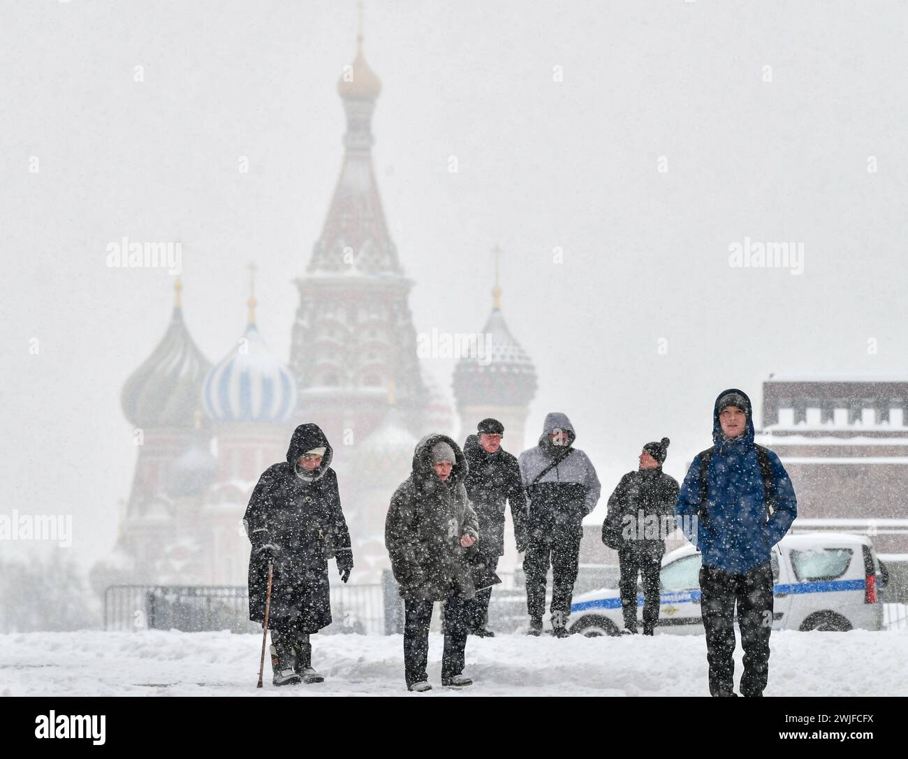 Moscou, Russie. 15 février 2024. Les gens marchent sur la place Rouge au milieu des chutes de neige à Moscou, en Russie, le 15 février 2024. Une forte neige a frappé Moscou jeudi. Crédit : Cao Yang/Xinhua/Alamy Live News Banque D'Images