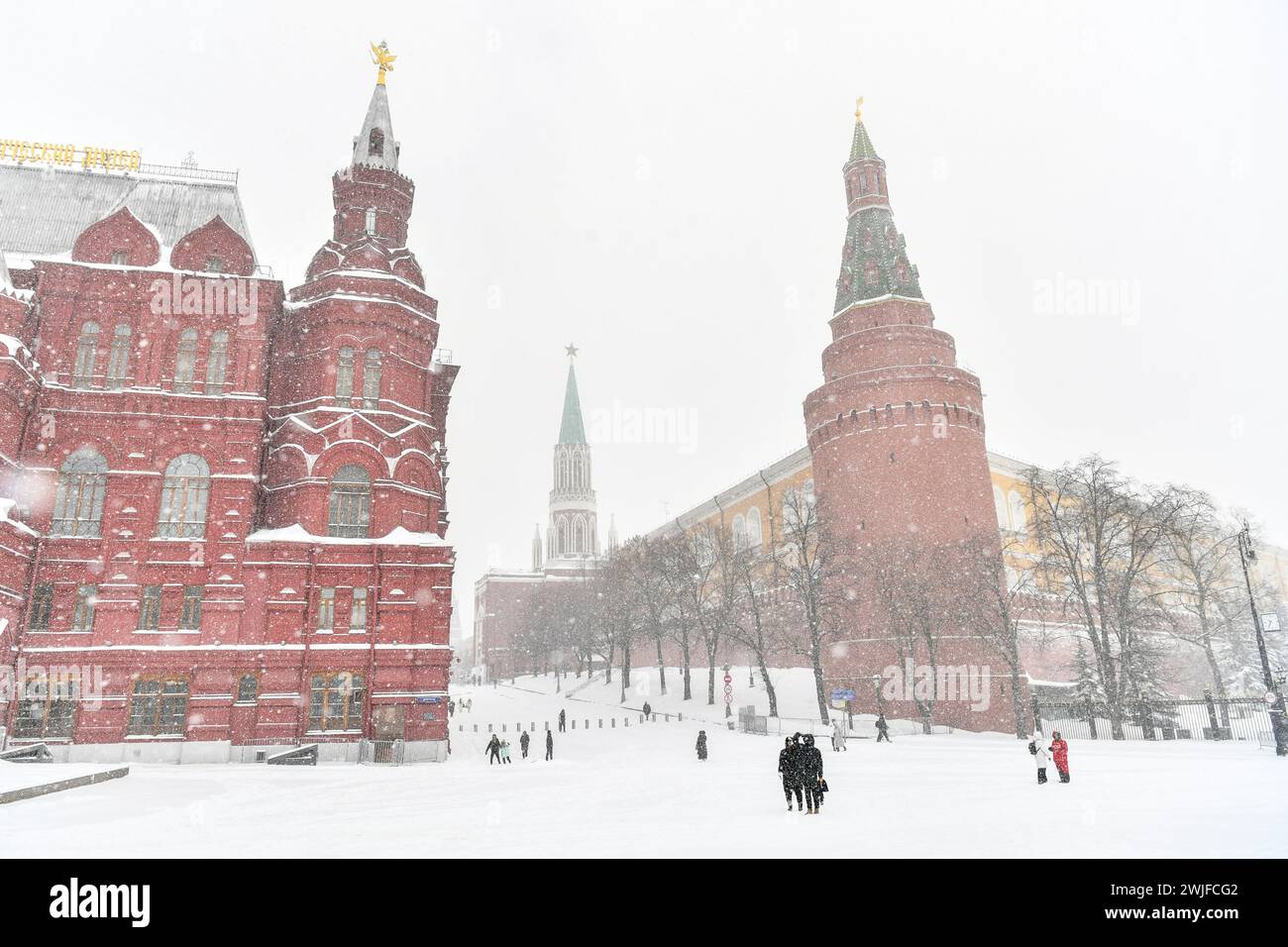 Moscou. 15 février 2024. Cette photo prise le 15 février 2024 montre une vue de la place Rouge au milieu des chutes de neige à Moscou, en Russie. Une forte neige a frappé Moscou jeudi. Crédit : Cao Yang/Xinhua/Alamy Live News Banque D'Images