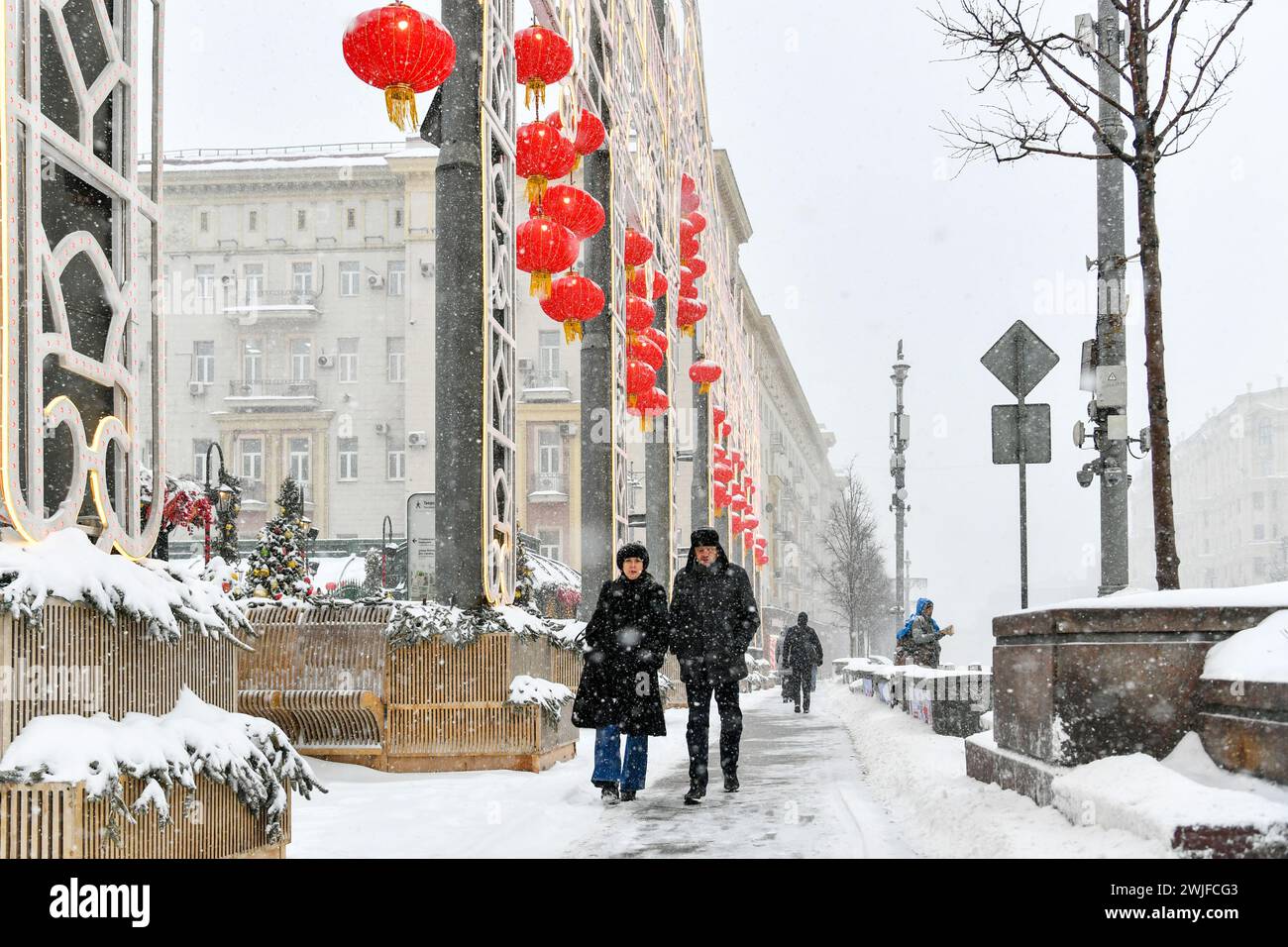 Moscou, Russie. 15 février 2024. Les gens marchent dans une rue au milieu des chutes de neige à Moscou, Russie, 15 février 2024. Une forte neige a frappé Moscou jeudi. Crédit : Cao Yang/Xinhua/Alamy Live News Banque D'Images