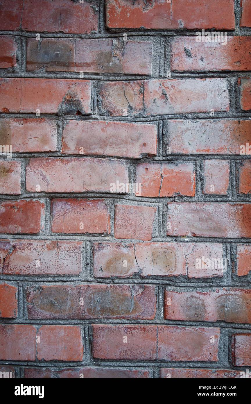 Vieille texture grunge de mur de briques rouges. Vieux mur de briques fissurées avec une surface altérée. Fond de mur de briques, espace de copie pour la conception et le texte. vintage br Banque D'Images