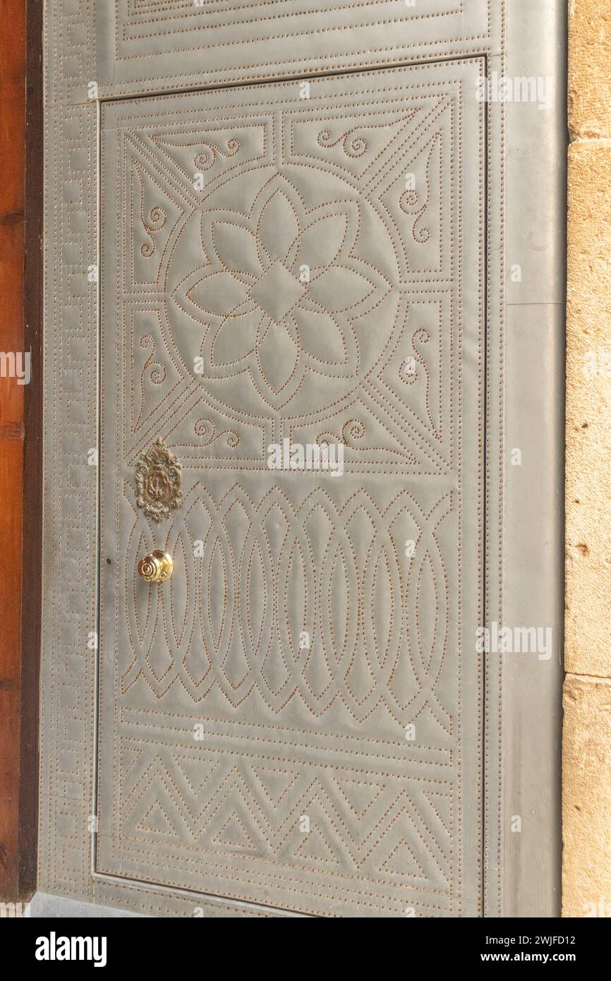 Élégance complexe : la porte sculptée de l'église San Roque, Oliva, Espagne Banque D'Images